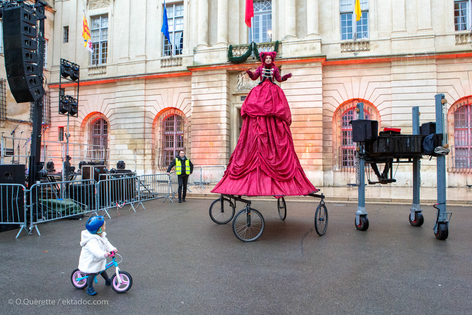Le piano sur les échasses et sa grande diva lors du festival Caland'Arles