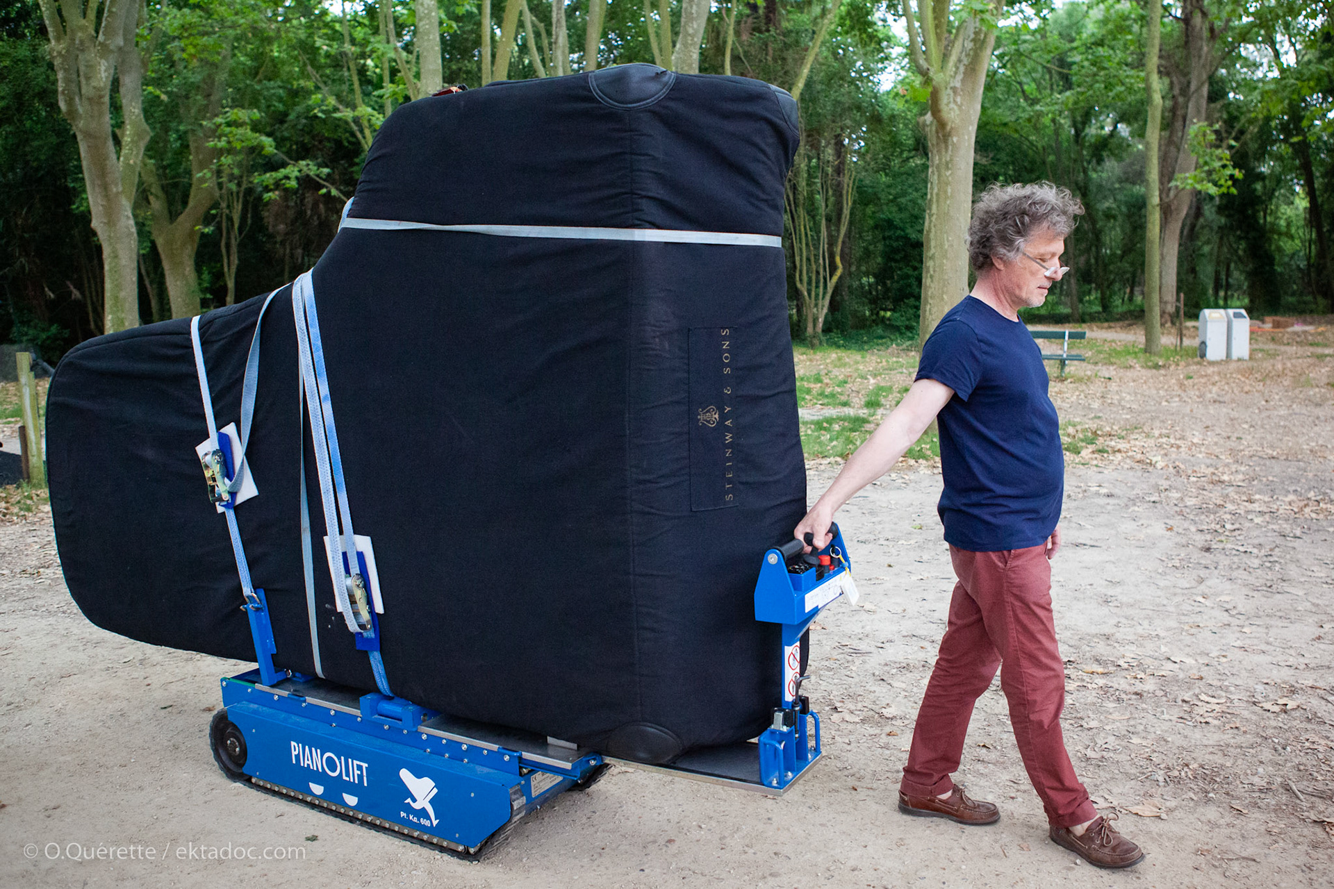 Transport d'un piano à queue Steinway à Arles