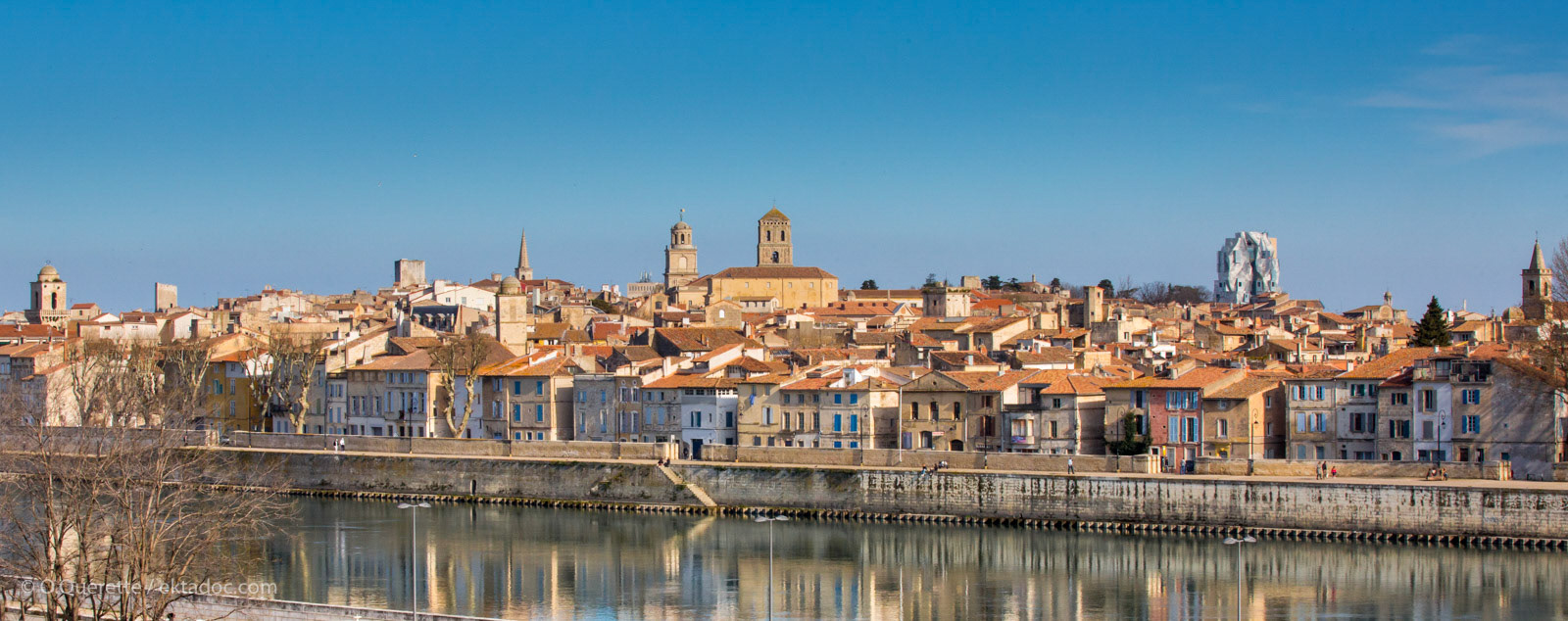 Aux abord sdu Rhône, le centre historique de la ville d'Arles et ses 8 édifices proéminents