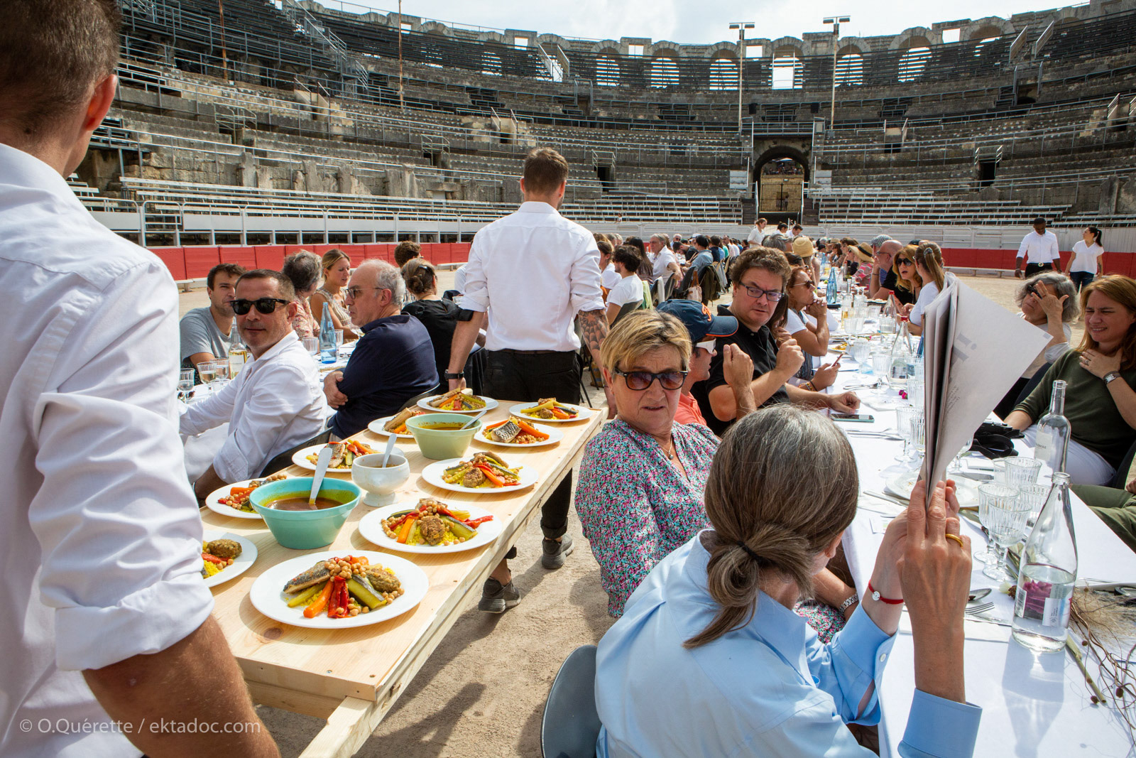 Banquet dans les arènes d'Arles lors du festival Eté Indien(s)