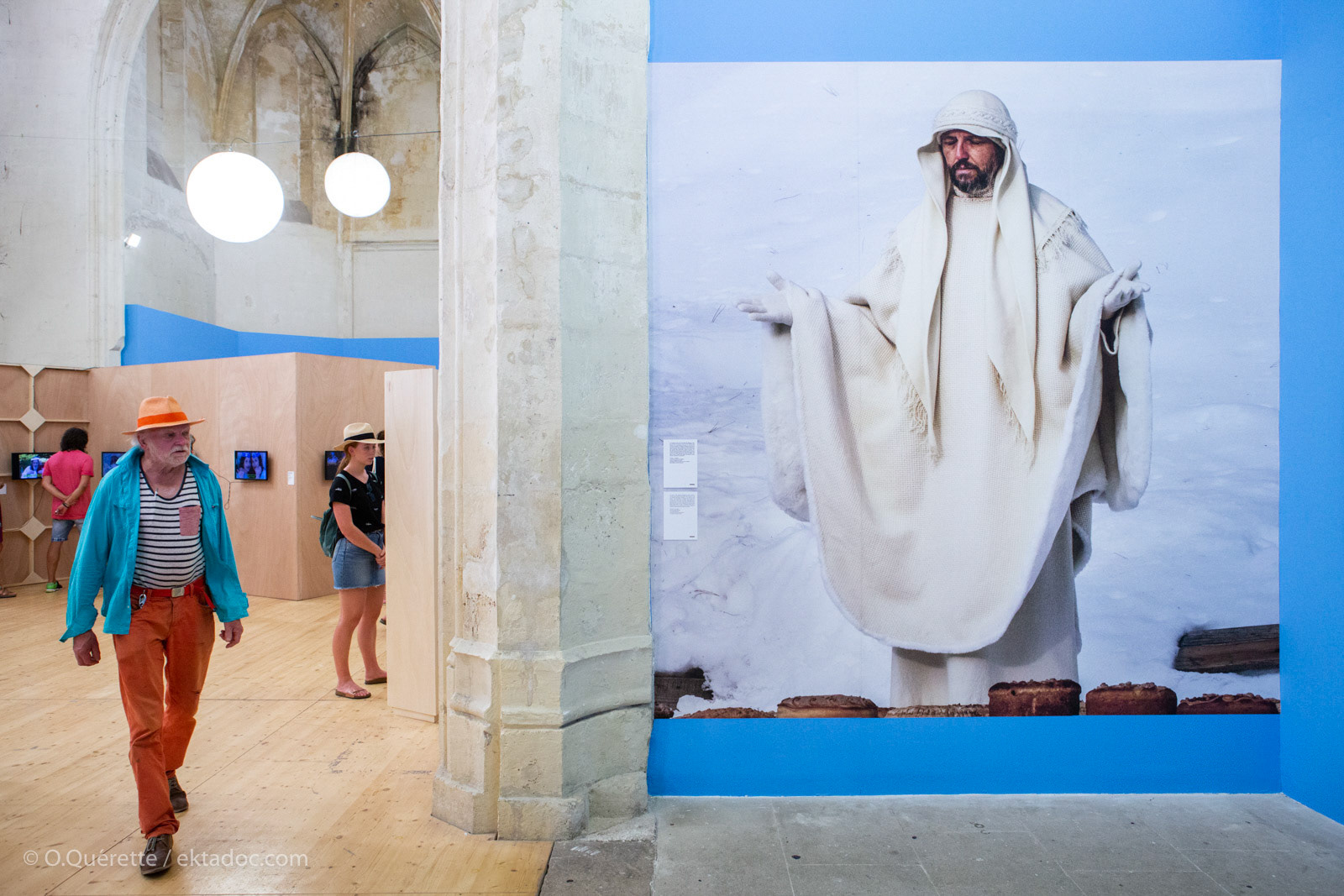 Exposition de Jonas Bendiksen à la chapelle Sainte Anne lors des Rencontres de la Photographie d'Arles