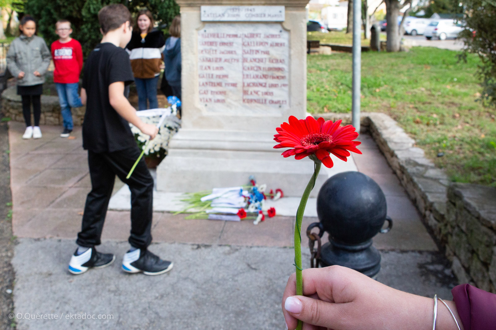 11 novembre: dépôt de gerbe par les élèves de CM2 de l'école Yves Montand de Moulès