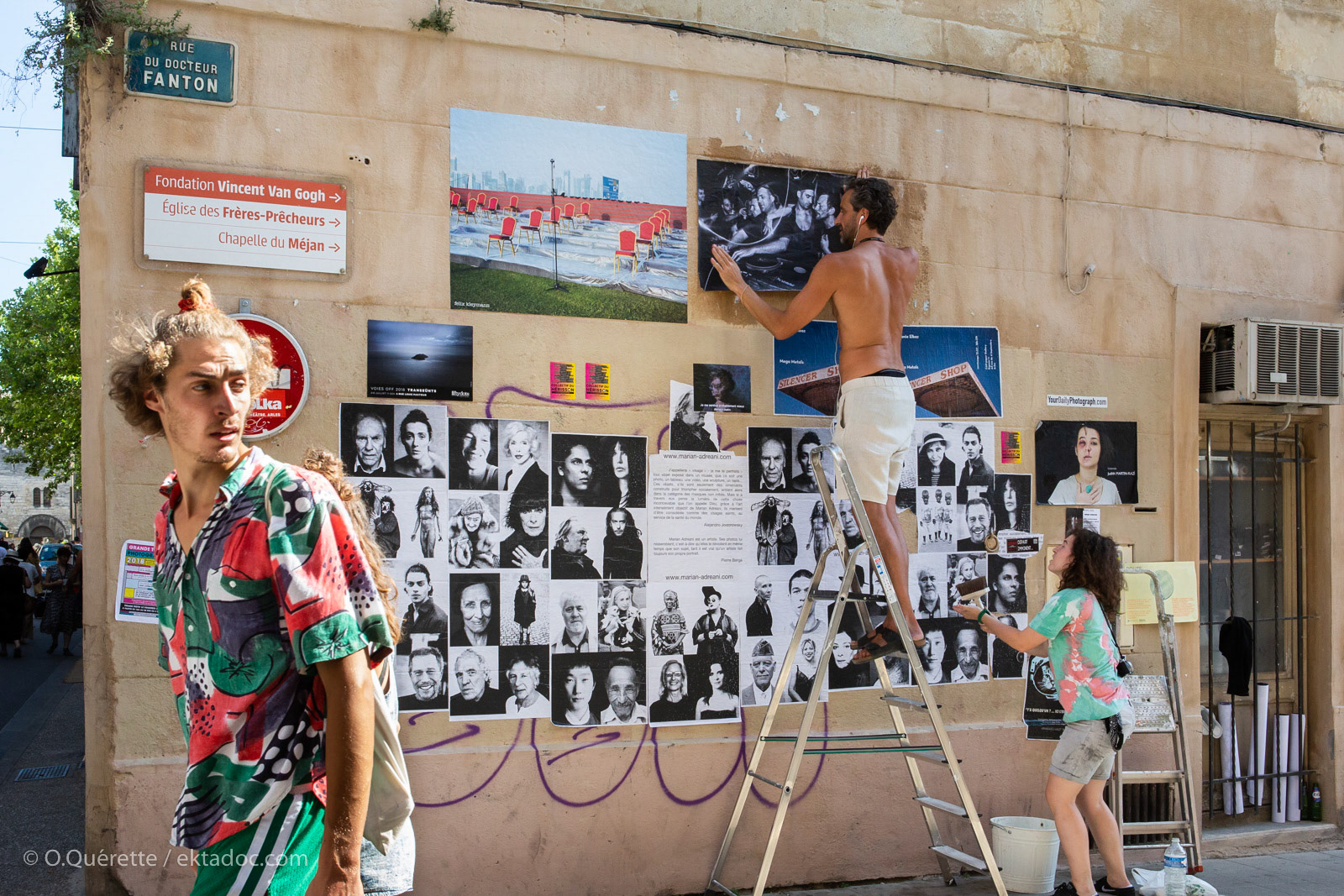 Collage de photographies dans les rues d'Arles lors des Rencontres de la Photographie