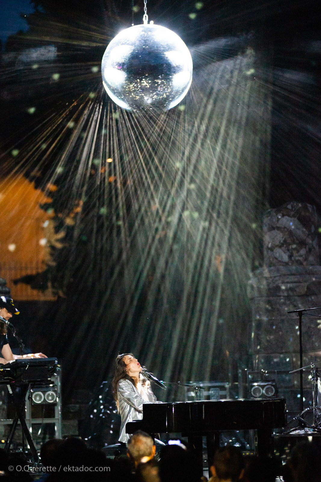 Juliette Armanet en concert à Arles lors du festival Les Escales du Cargo au théâtre antique