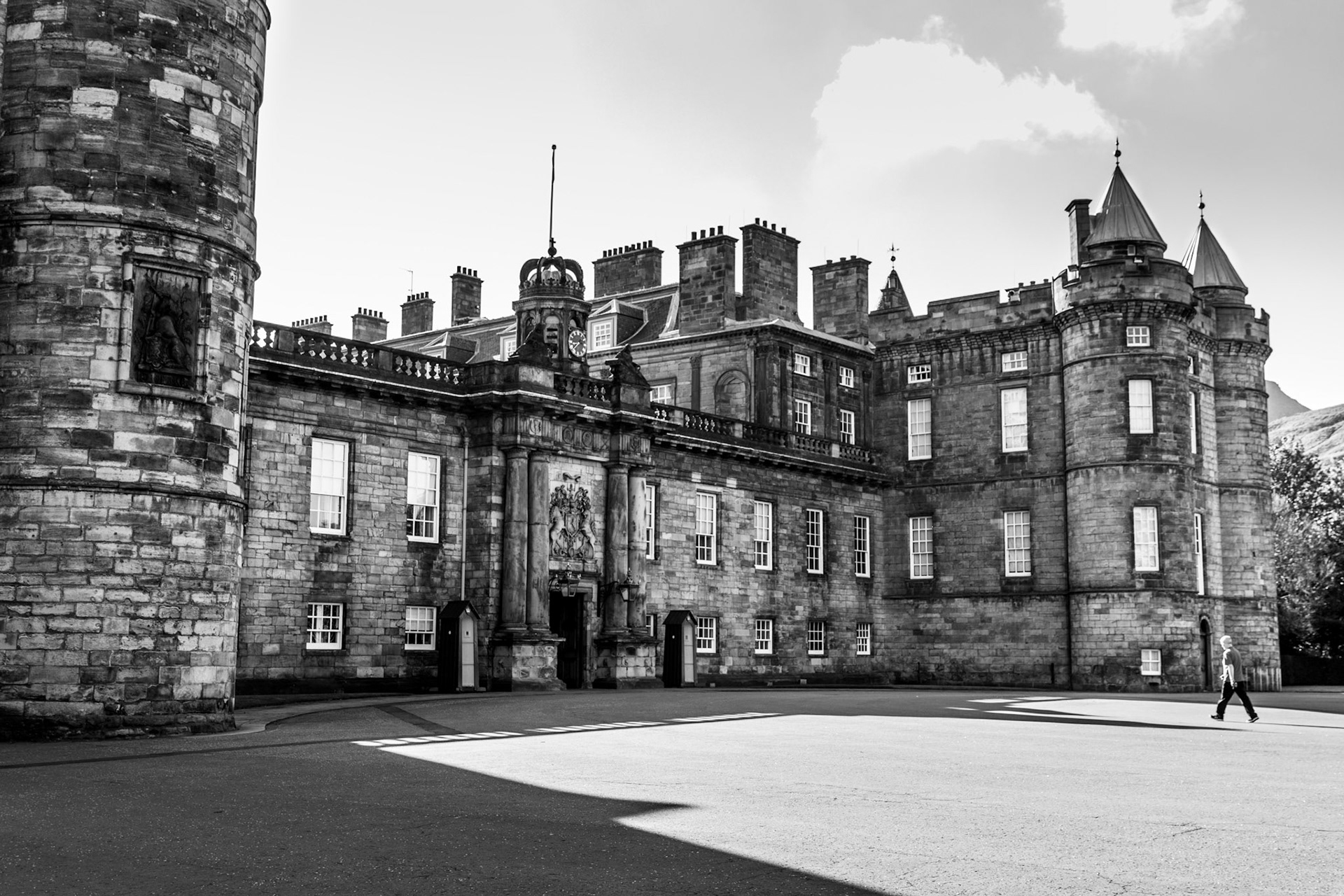 The official residence of the British monarch in Scotland 🏴󠁧󠁢󠁳󠁣󠁴󠁿. Built in the 16th century as the principal residence of the Kings and Queens of Scots. The Queen has a working week in July every year at the palace. 👸🏻✍🏻🤝 The Palace of Holyroodhouse 
Edinburgh, Scotland
May 12, 2019

#edinburgh #royalmile #earlyrise #holyroodpalace #queenelizabeth #summerpalace #taucktravel #wanderlust #travel #shotoncanon #blackandwhite #travelphotography #lightroomcc