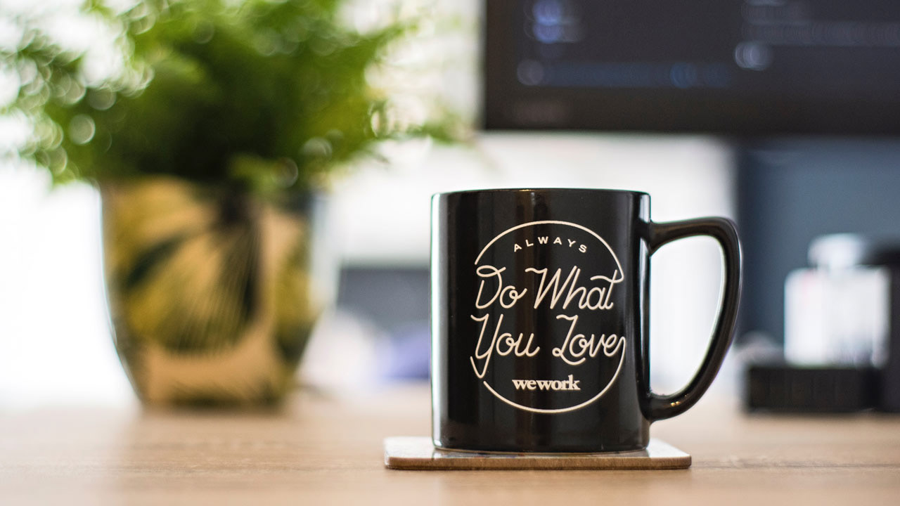 Agradable imagen que muestra la imagen de una taza de café con la leyenda: "Haz siempre lo que ames".
