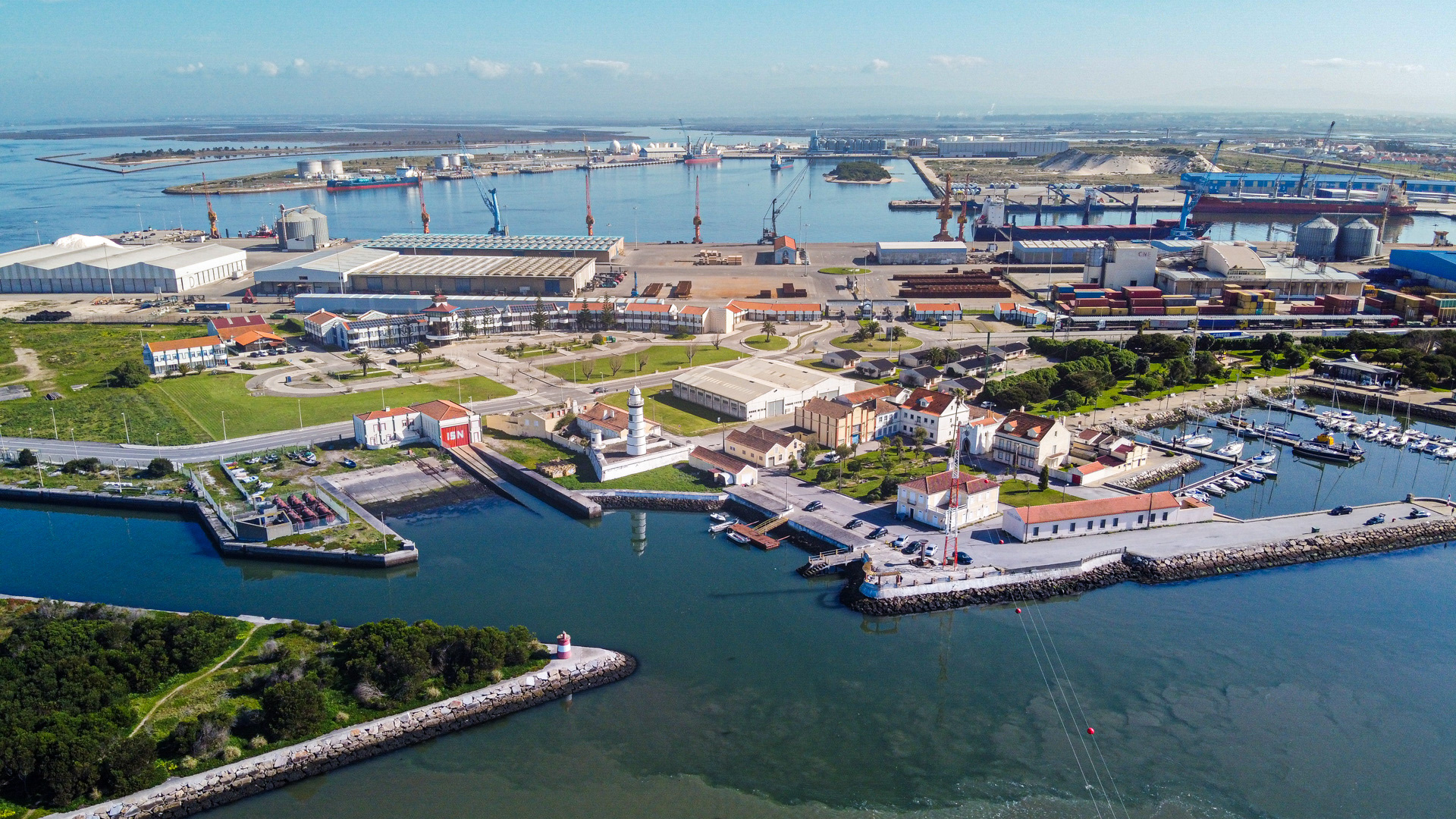 Fotografia aerea do Porto Comercial de Aveiro
