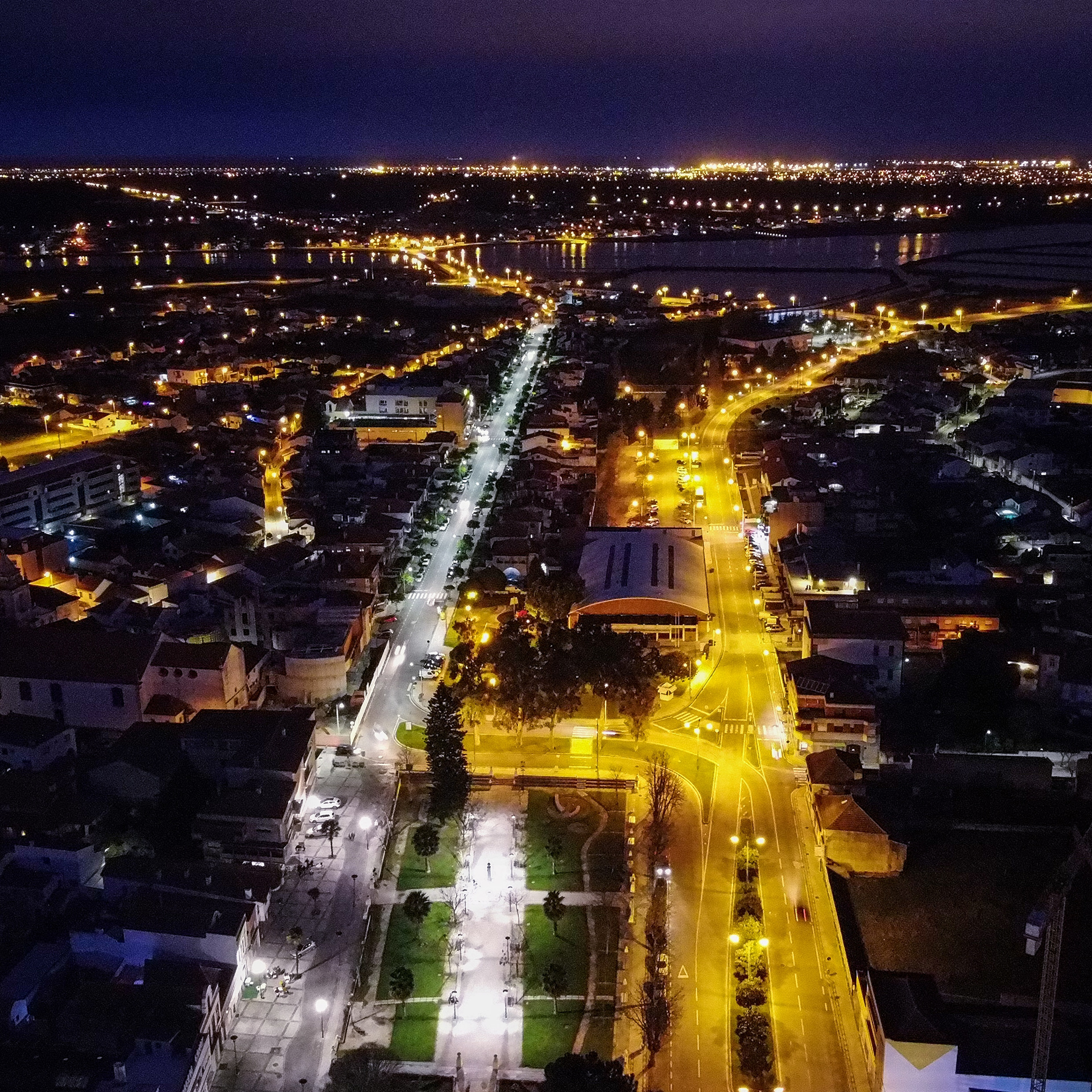 fotografia aérea de Ílhavo à noite 