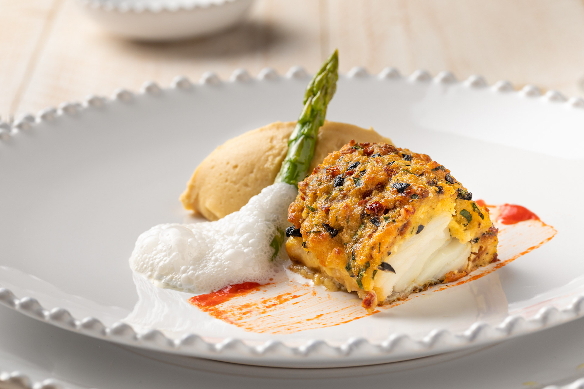 Bacalhau com crosta Mediterrânica e puré de grão fotografia de comida