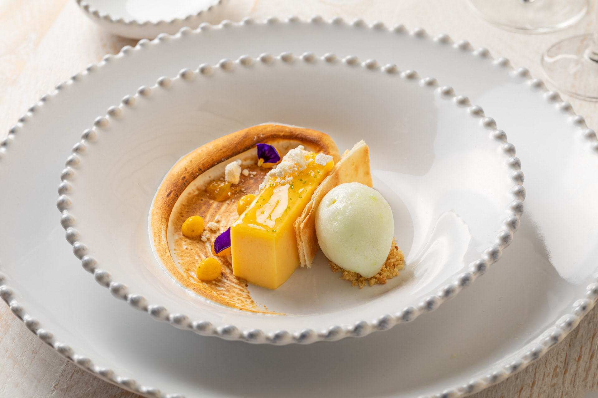 Curd de citrinos com merengue e sorvet de lima fotografia comida