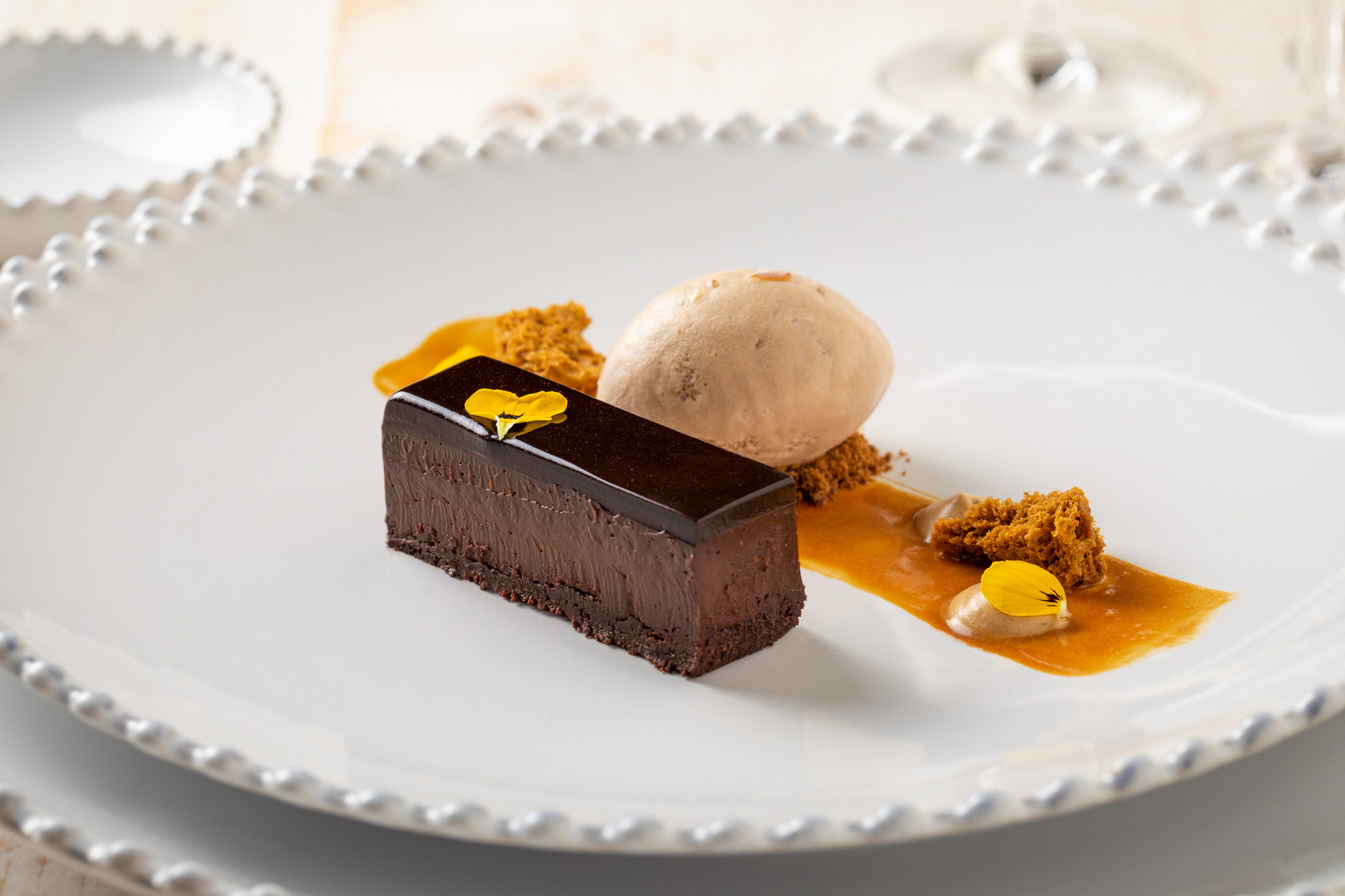 Opera de chocolate com gelado de amêndoa tostada fotografia comida