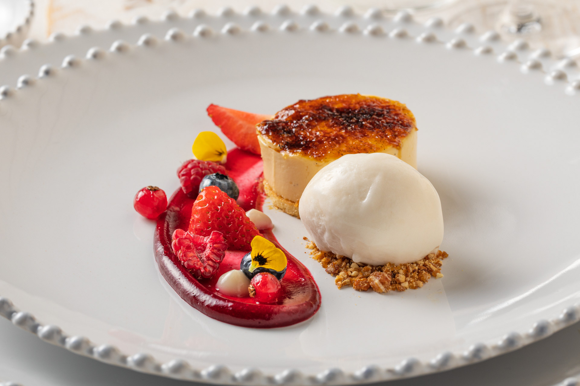 Creme brulê com coli de frutos vermelhos e gelado de Nata fotografia comida