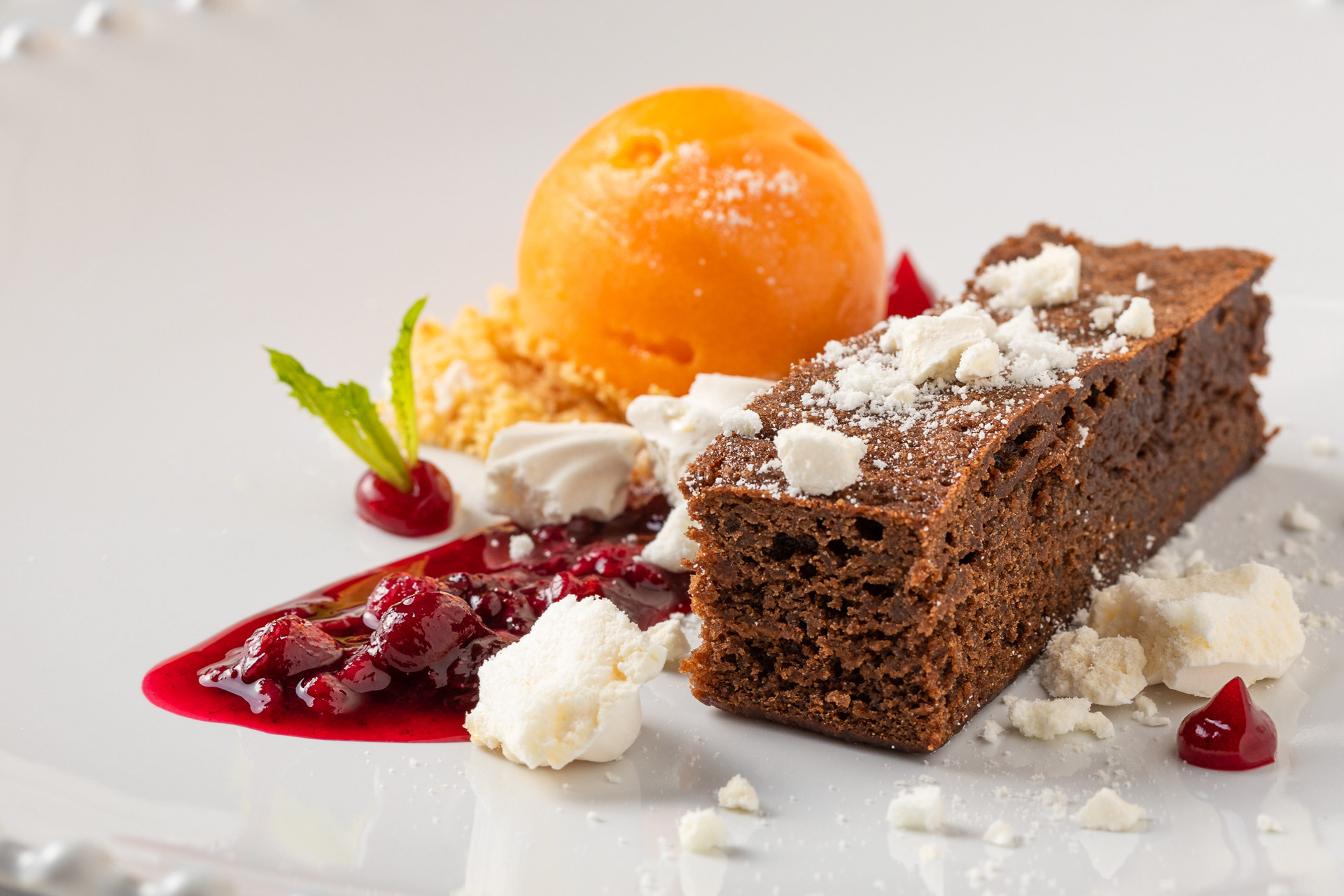 Brownie de chocolate com sorvet de tangerina fotografia comida