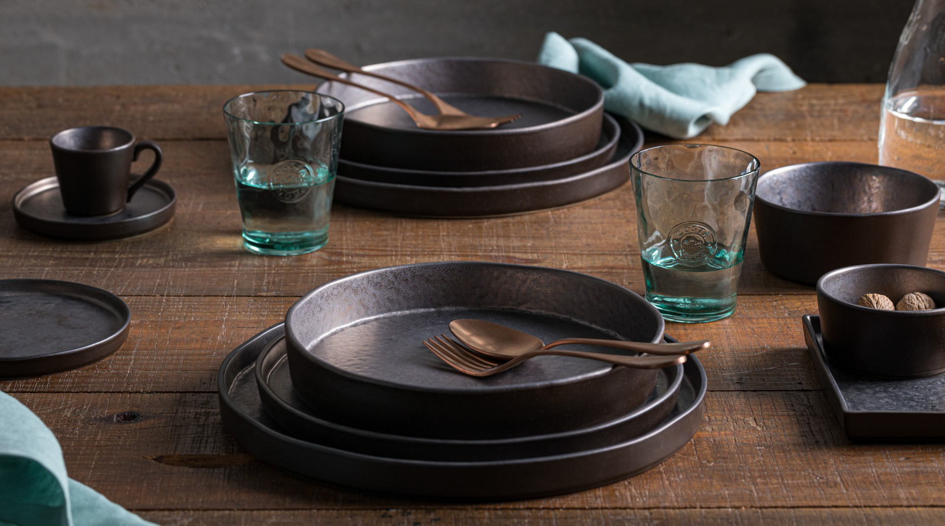 louça metal castanho