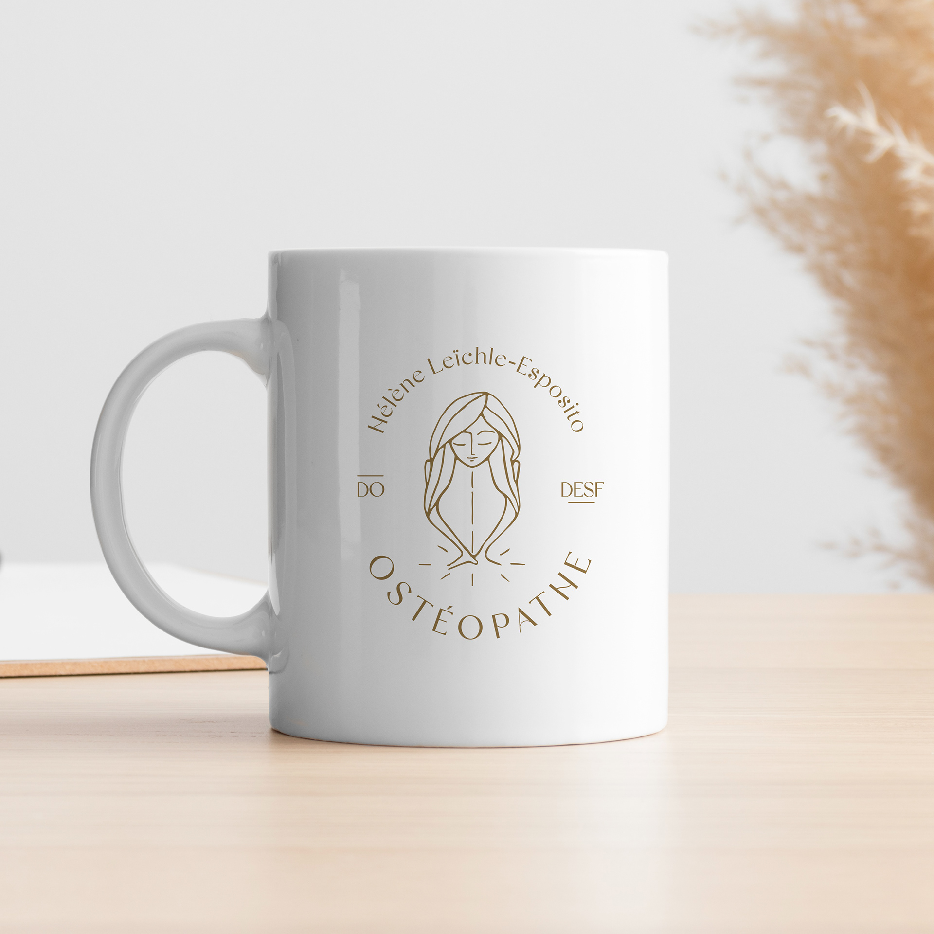 Marquage sur mug réalisé pour une ostéopathe et sage-femme de Olivier COCHARD alias le Graphiste Sauvage