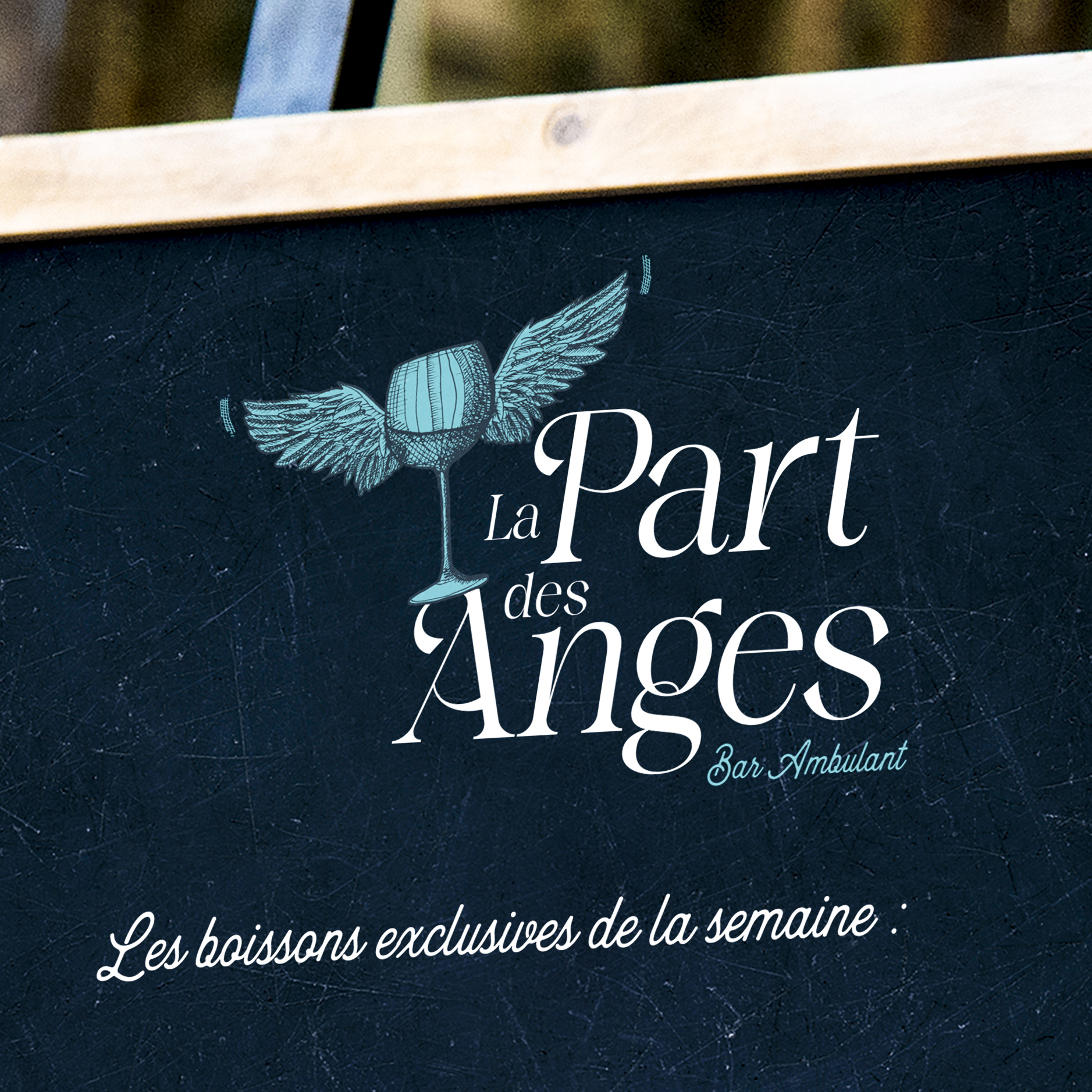 Marquage sur ardoise du logo pour le bar ambulant “La part des anges” Croquis logo ©Olivier Cochard “Le Graphiste Sauvage”