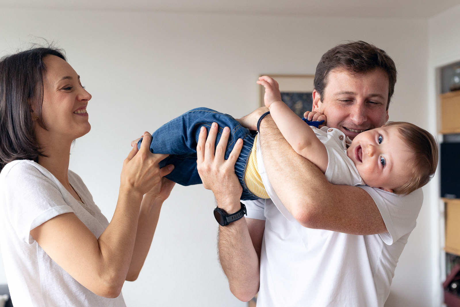 Photo de famille - à Lyon - naturelle et lumineuse - maman, papa et bébé