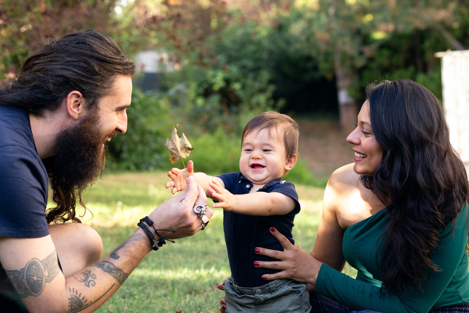Photo de famille - à Lyon - naturelle et lumineuse - papa, bébé et maman