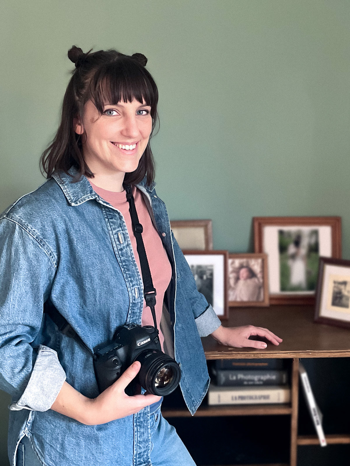 Photo de la photographe - à Lyon - devant la commode avec ses photos de famille - naturelle et lumineuse