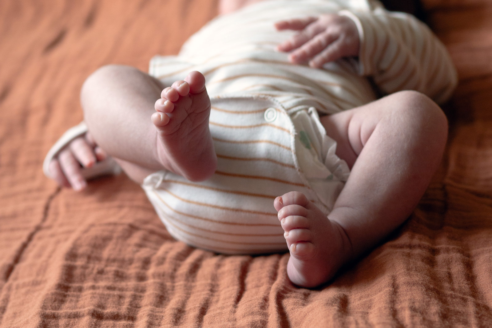 Photo de naissance d'un bébé - à Lyon - naturelle et lumineuse - photo de détail sur les pieds du bébé