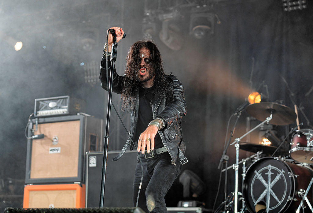 Regarde les hommes tomber