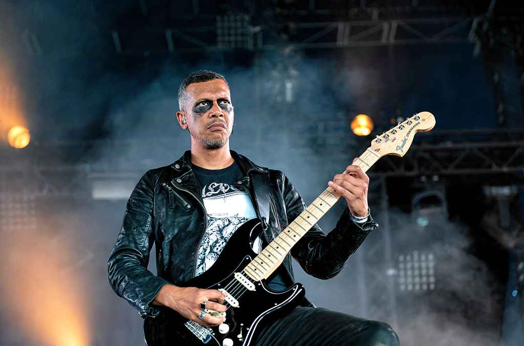 Regarde les hommes tomber