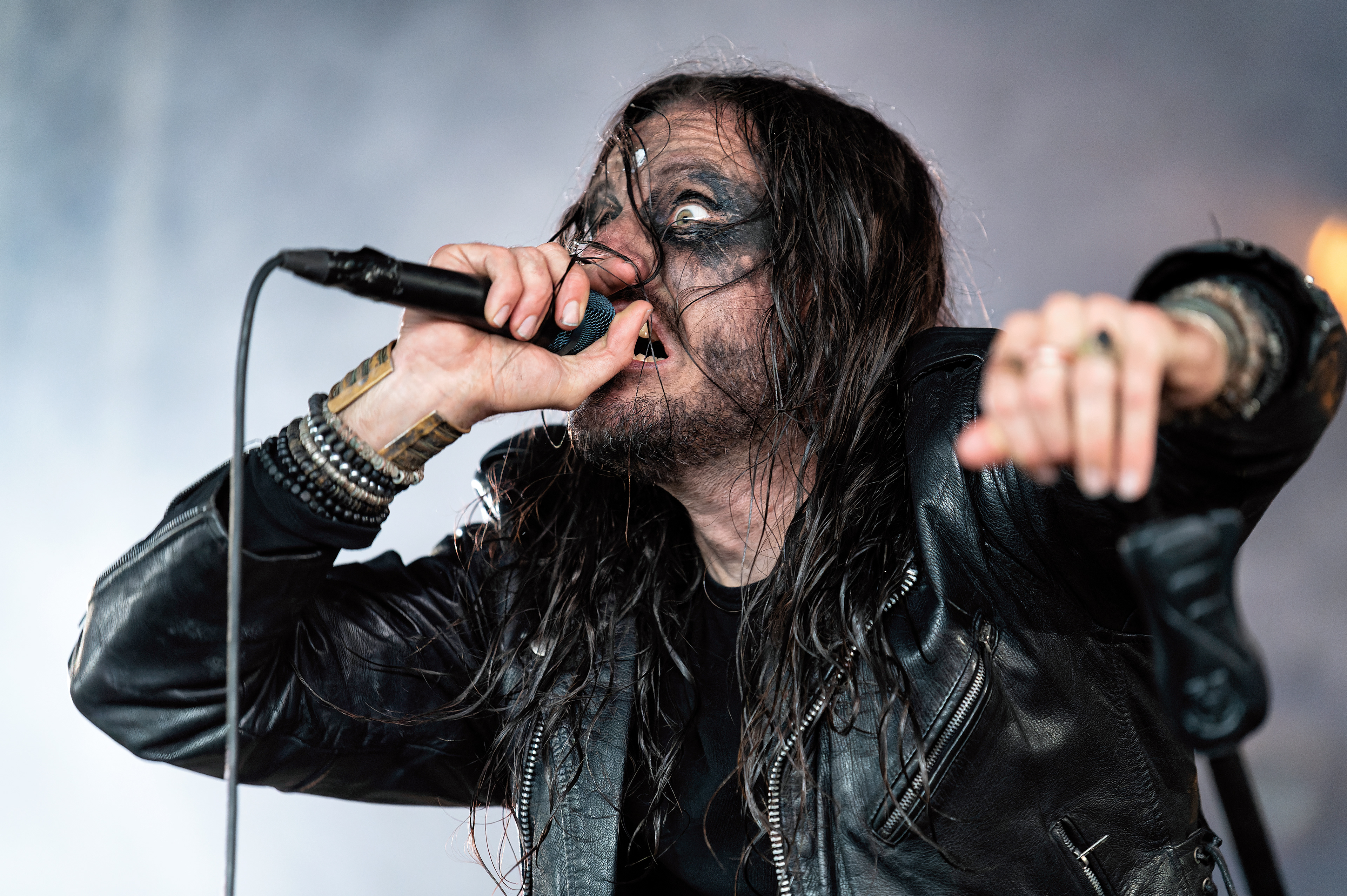 Regarde les hommes tomber