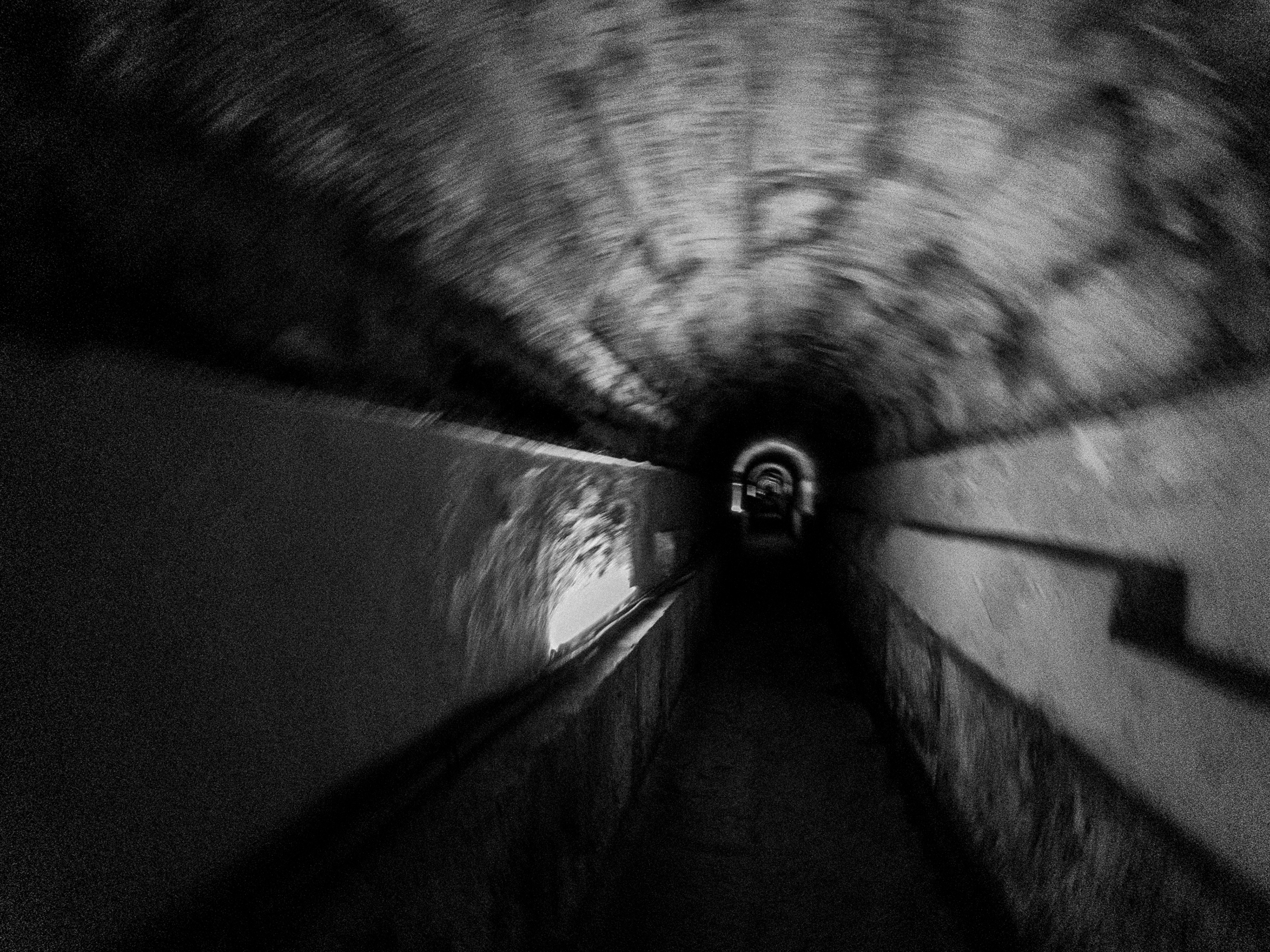 Black and white image of the water distribution tunnels in Lisbon