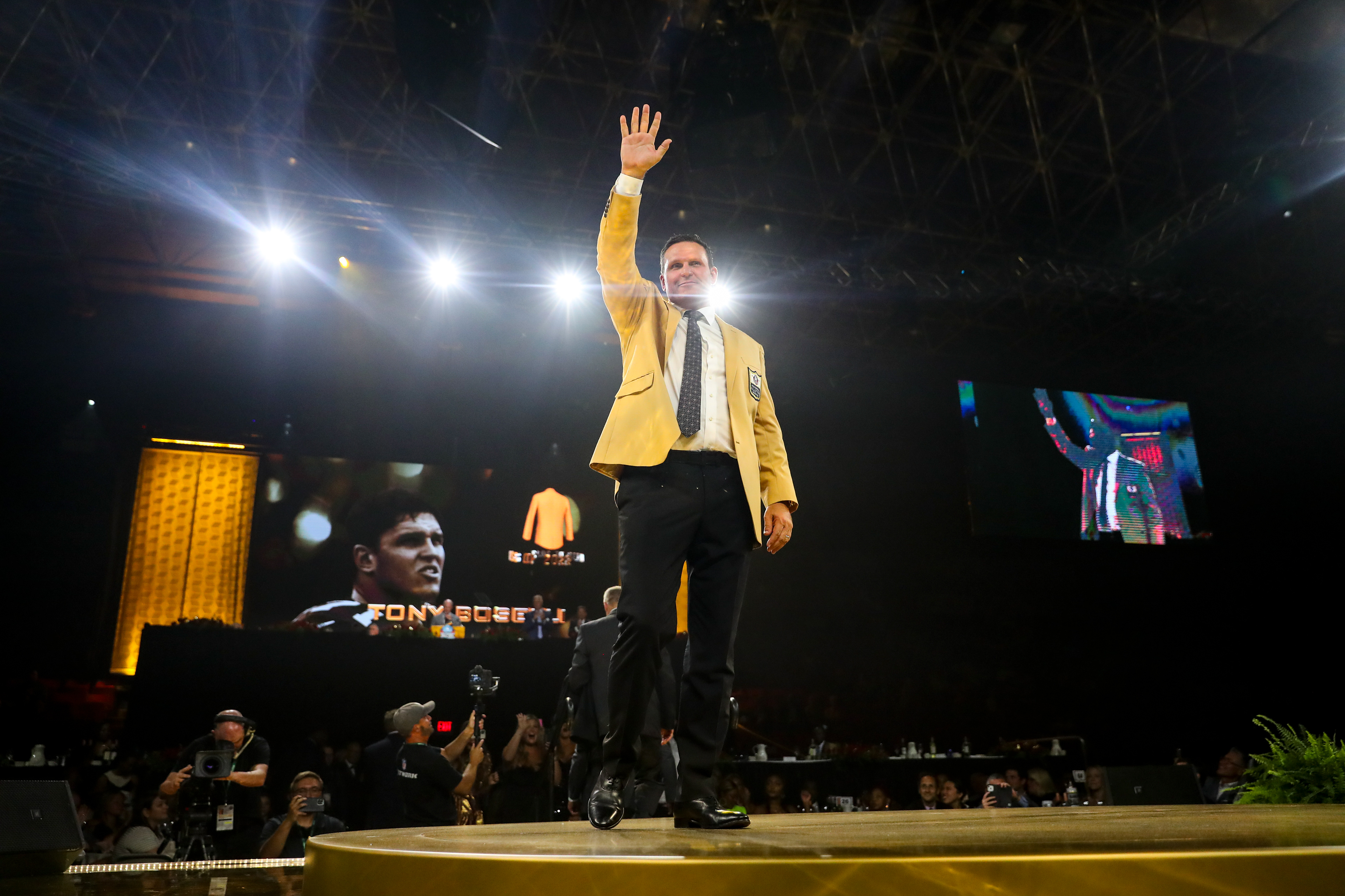 2022 Hall of Fame enshrinee Tony Boselli waves to the crowd.
