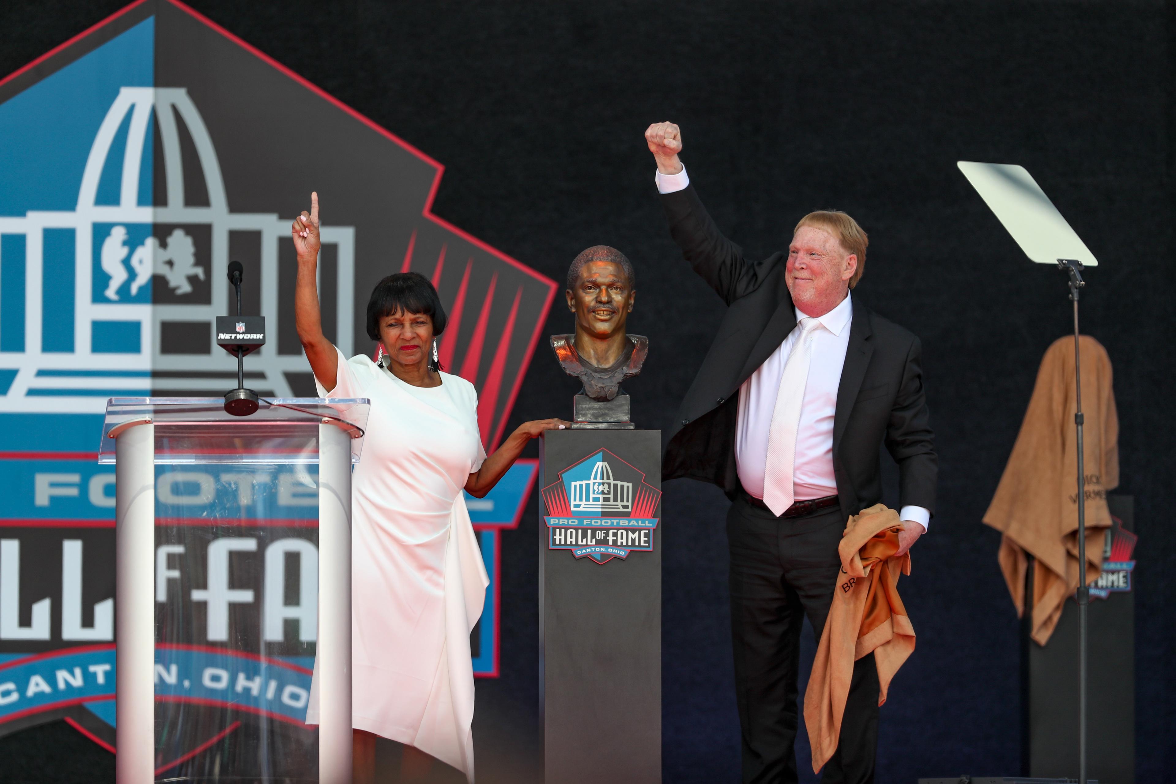 The family of Cliff Branch celebrates his enshrinement into the 2022 class of the Pro Football Hall of Fame.