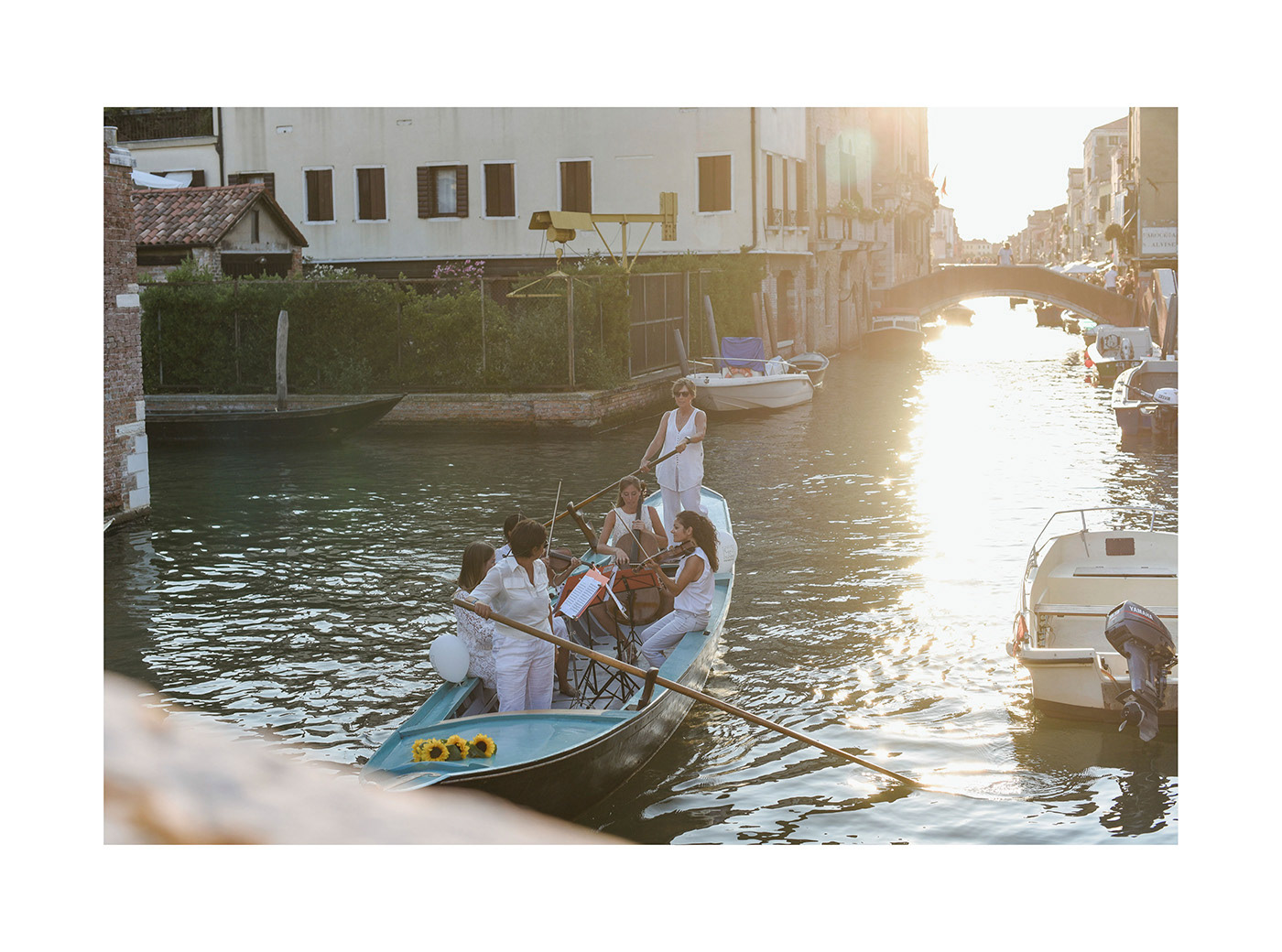 David Gil - La Fondamenta Bianca 2020, event, musicians in a Arzana's boat