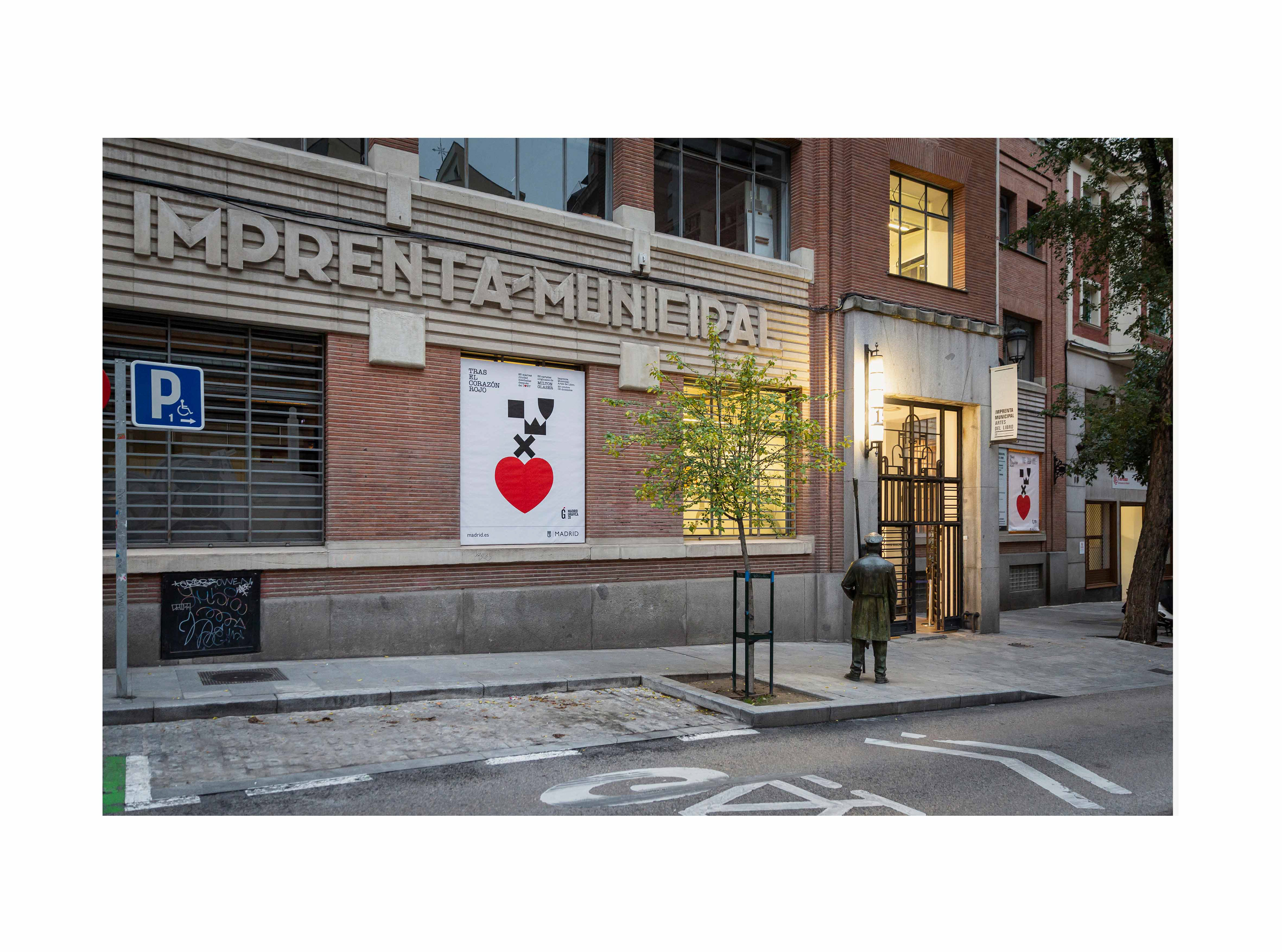 David Gil — Tras el corazón rojo, exhibition outdoor