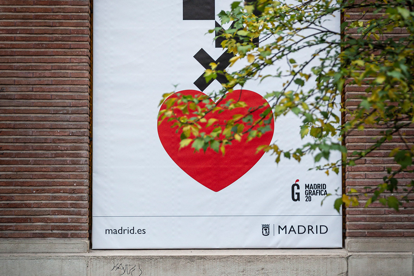 David Gil — Tras el corazón rojo, exhibition, outdoor