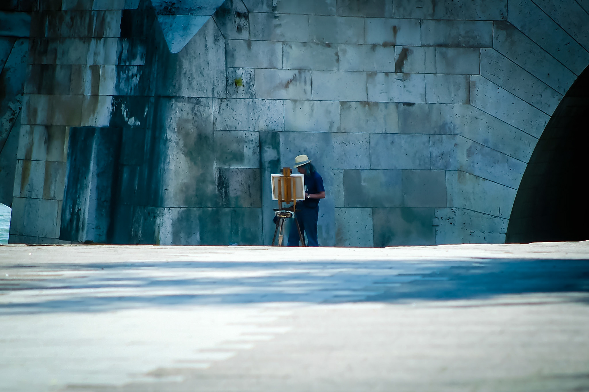 Parisian artist painting in Paris
