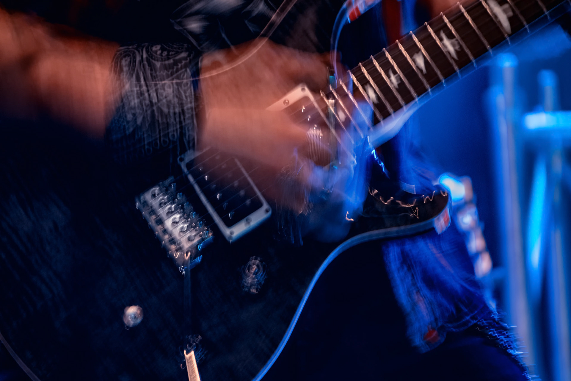 Les cordes hurlent, la tête vibre et le coeur cogne...