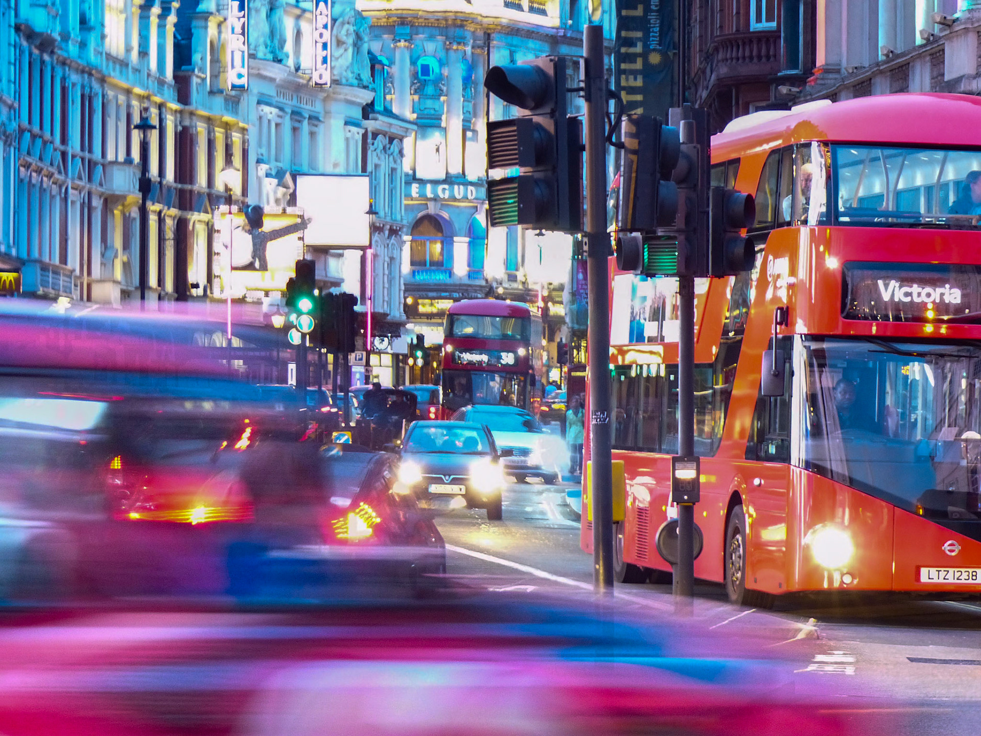 Le tumulte de Londres s'écrit en traits rouges sur l'asphalte...