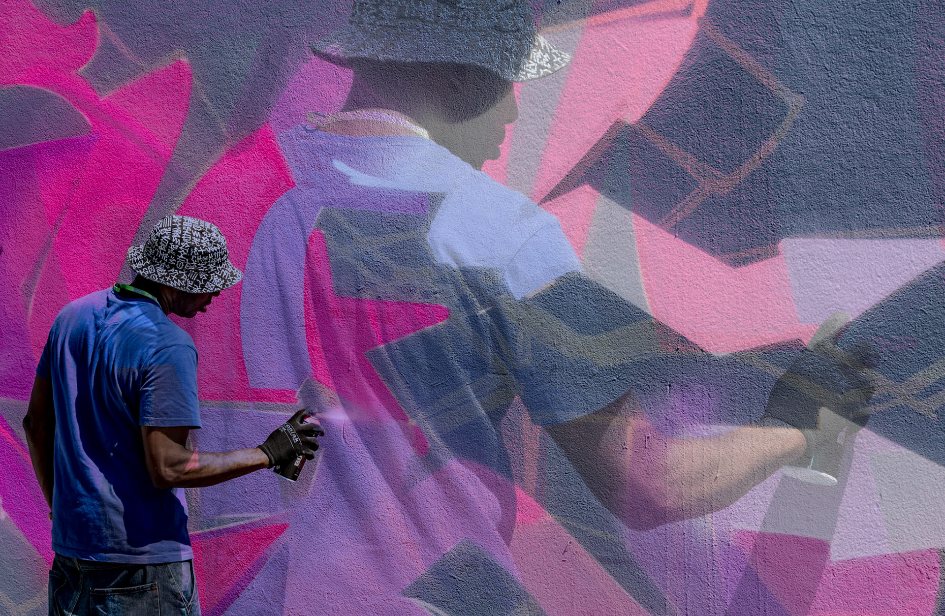 Open Summer Festival, Toulouse, 2017Artiste américain : Wayne CodePremière rencontre avec le street art, première demande de portrait, première double exposition.Inspirée par le geste de l’artiste, j’ai choisi de mettre en valeur le processus de création plutôt que l’œuvre finale.Le graffeur devient ici le sujet de sa propre œuvre, dans une composition où nos deux démarches artistiques se croisent.Photo publiée avec son accord, par respect pour l’intégrité de son travail.