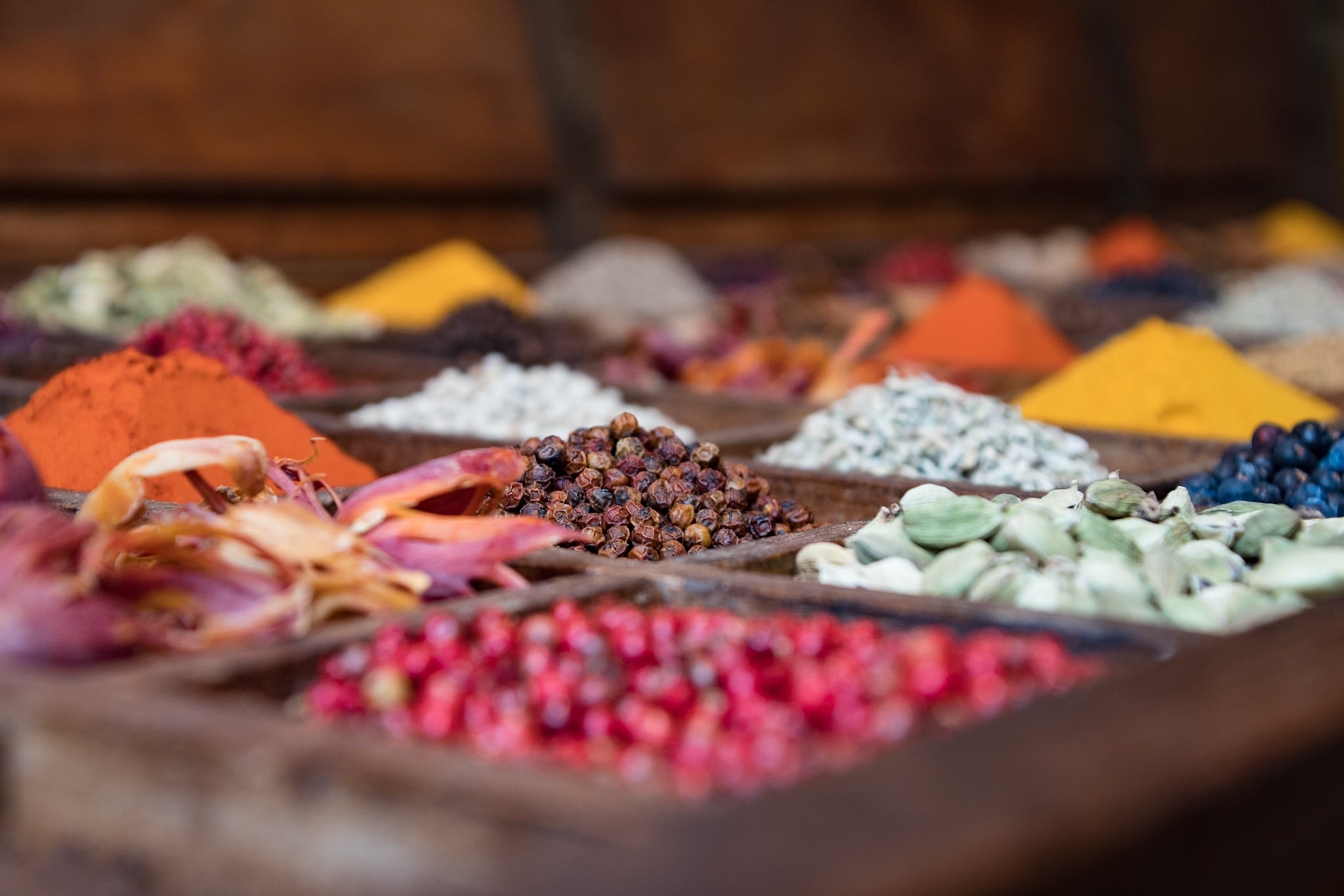 Chaque épice raconte une histoire et colore nos sens...