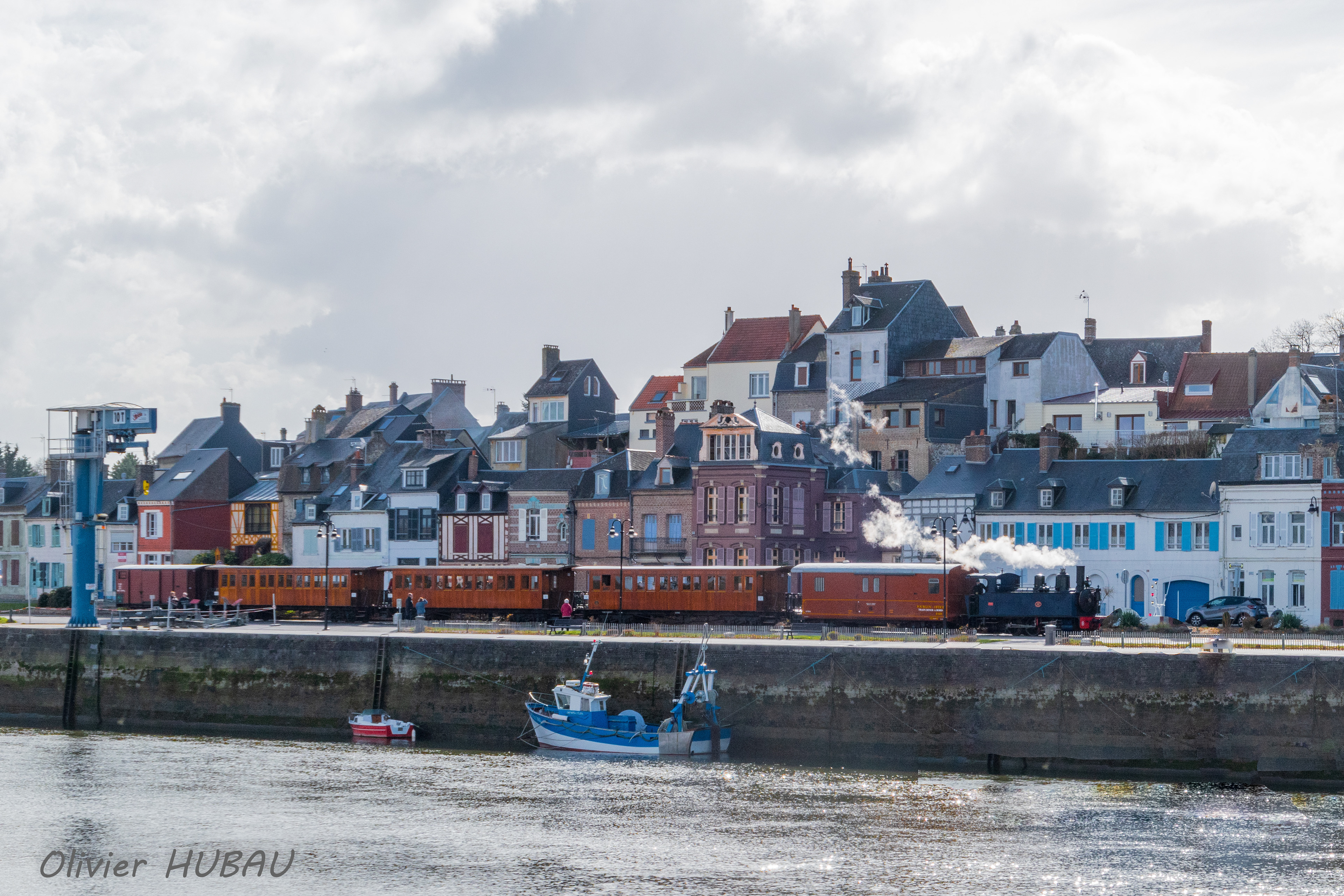Chtio train sur le port, 1 chalutier rappelle le passé de port de pêche de St Valery