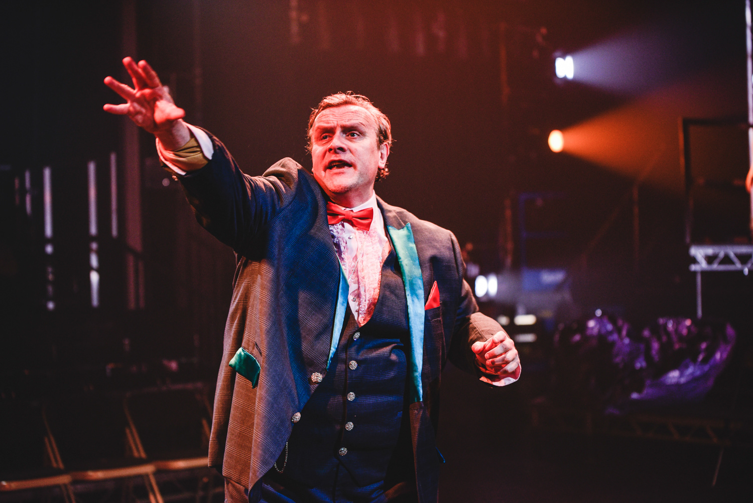 Photography of Y Cylch Sialc (The Caucasian Chalk Circle) by Theatr Genedlaethol Cymru