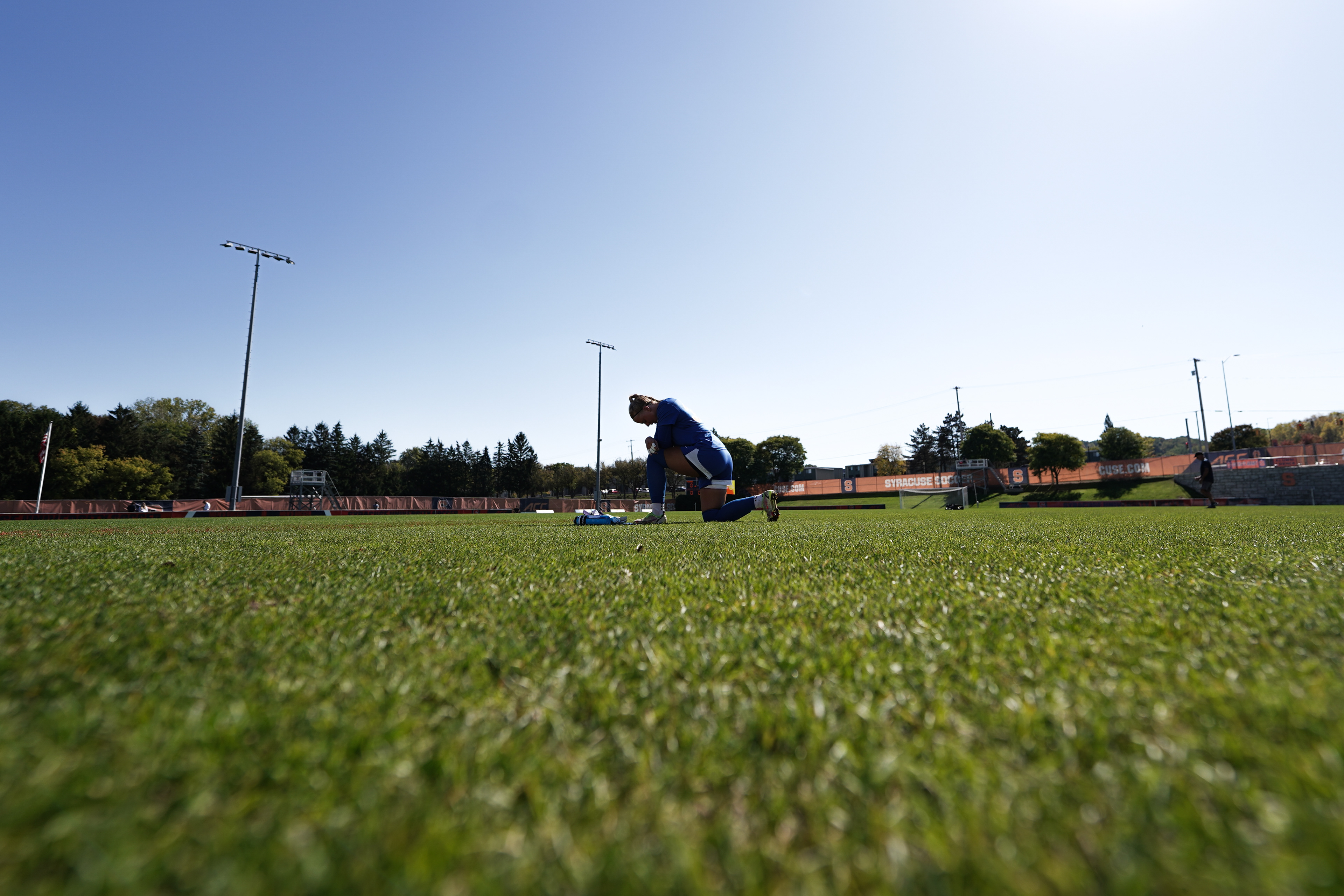 Shea Vanderbosch (30) prays silently before a college soccer game between the Syracuse Orange and Clemson Tigers on October 5, 2025, at  SU Soccer Stadium in Syracuse, NY. Photo by Brody Shuffler/Syracuse Athletics)