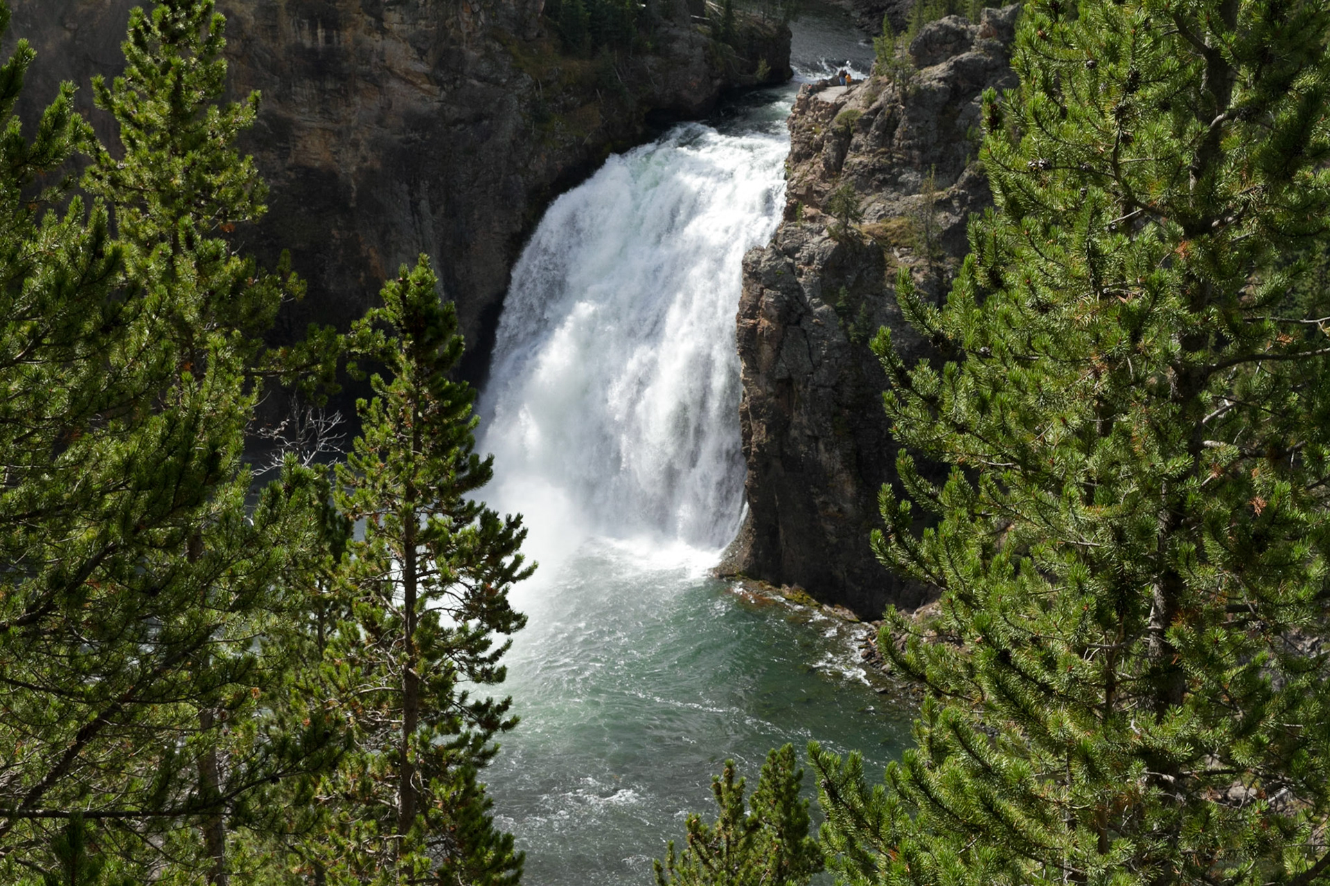 The upper falls (44°42′46″N 110°29′59″W) are 109 feet (33 m) high. The brink of the upper falls marks the junction between a hard rhyolite lava flow and weaker glassy lava that has been more heavily eroded.