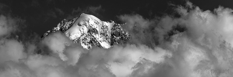 Aiguille Verte qui Emerge des Nuages - France
