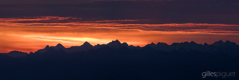 Lever de Soleil Flamboyant sur les Alpes Bernoises - Suisse
