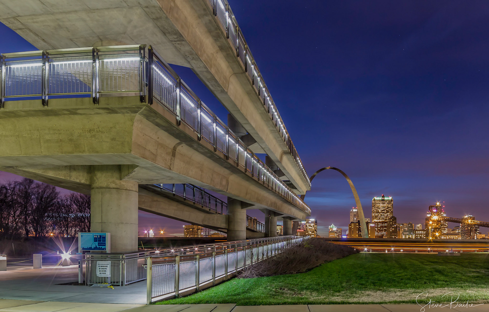 Platform for photography near the Casino Queen in ESL