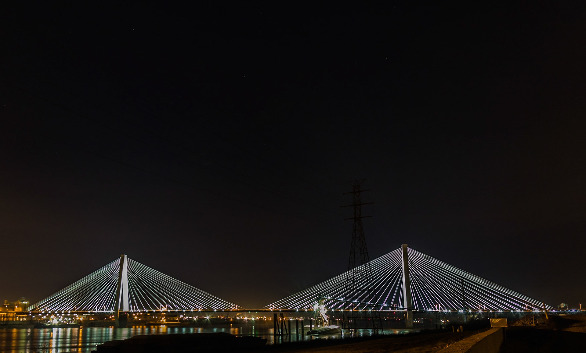 Distant shot of Veterens/Musial Bridge.