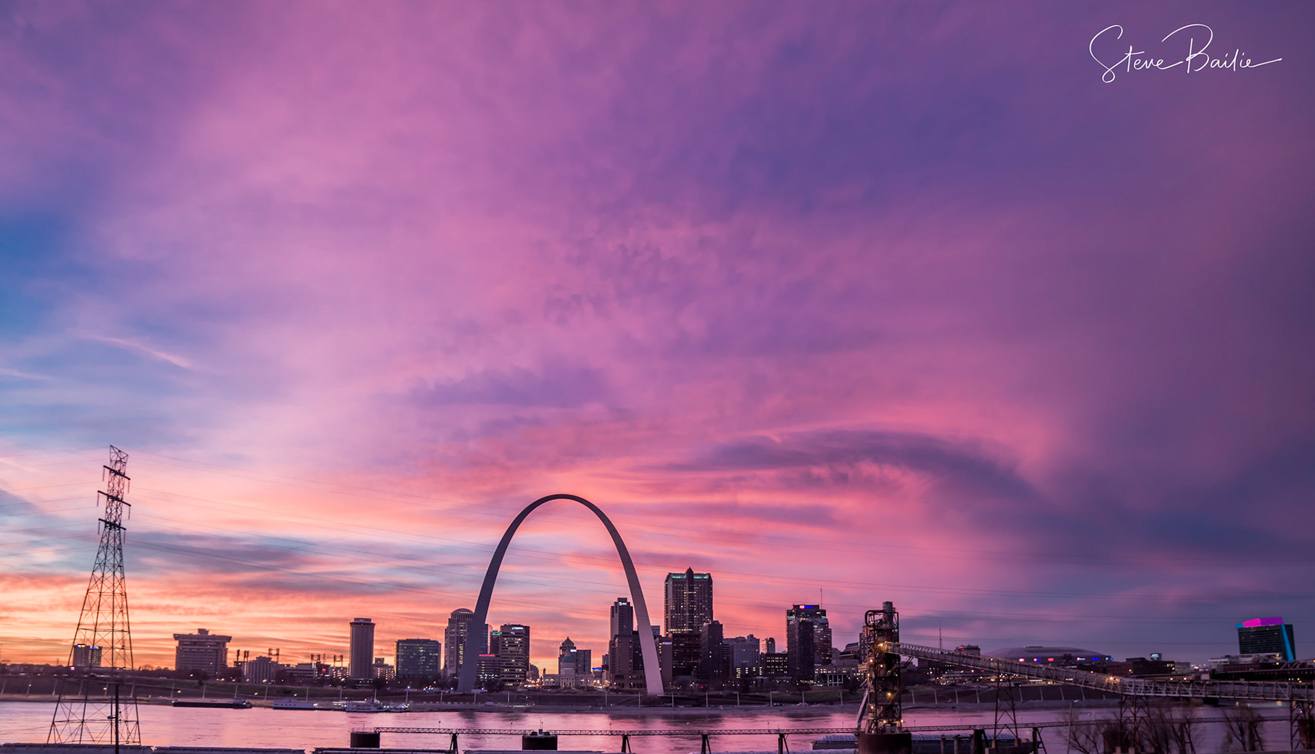 Beautiful sunset over the Arch and City