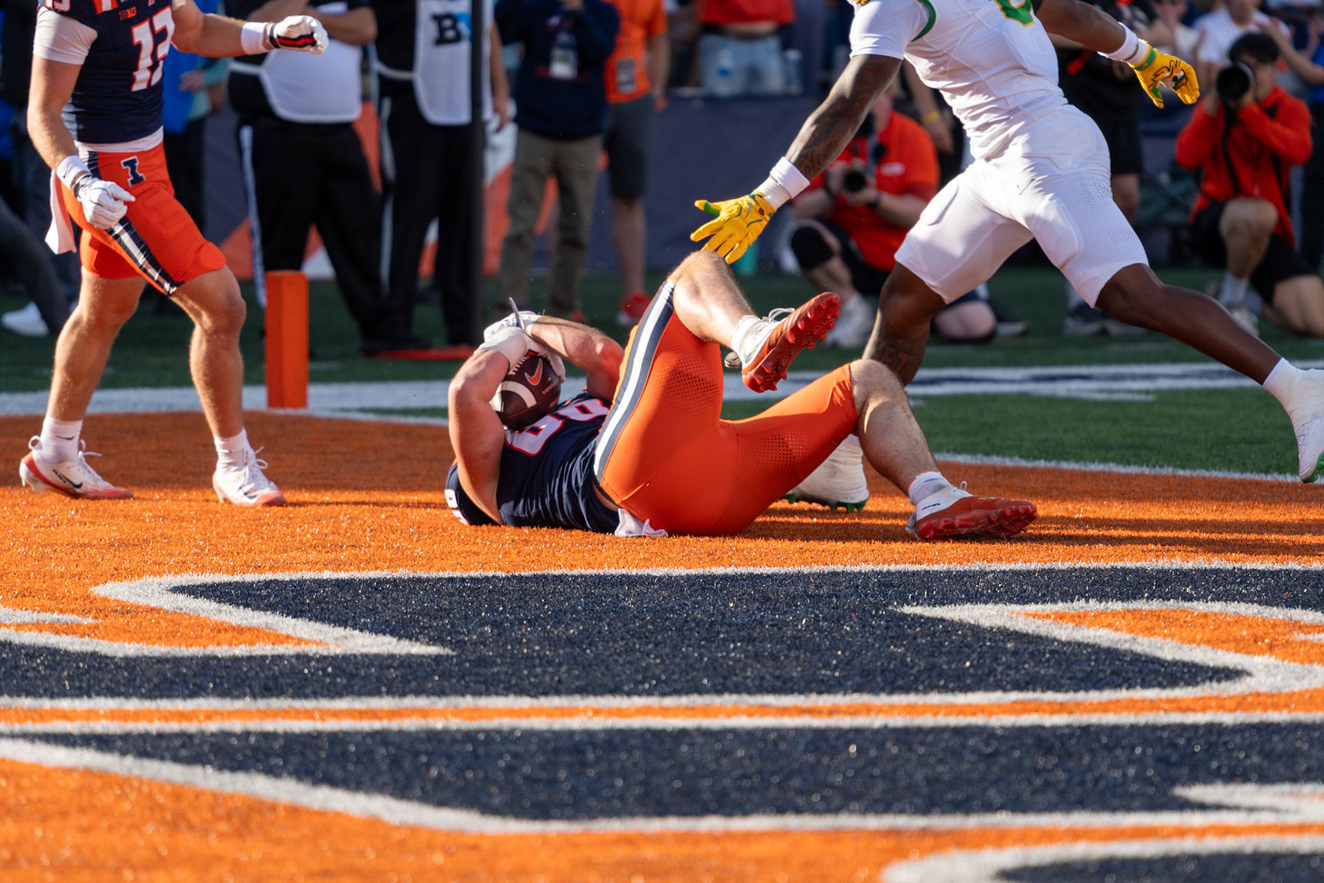 Christian Abney, senior tight end, hauls in a 9-yard touchdown pass from quarterback Michael Clayton II at Gies Memorial Stadium on Oct. 24, 2026. The score gave Illinois a 14-10 lead over Oregon in the third quarter.