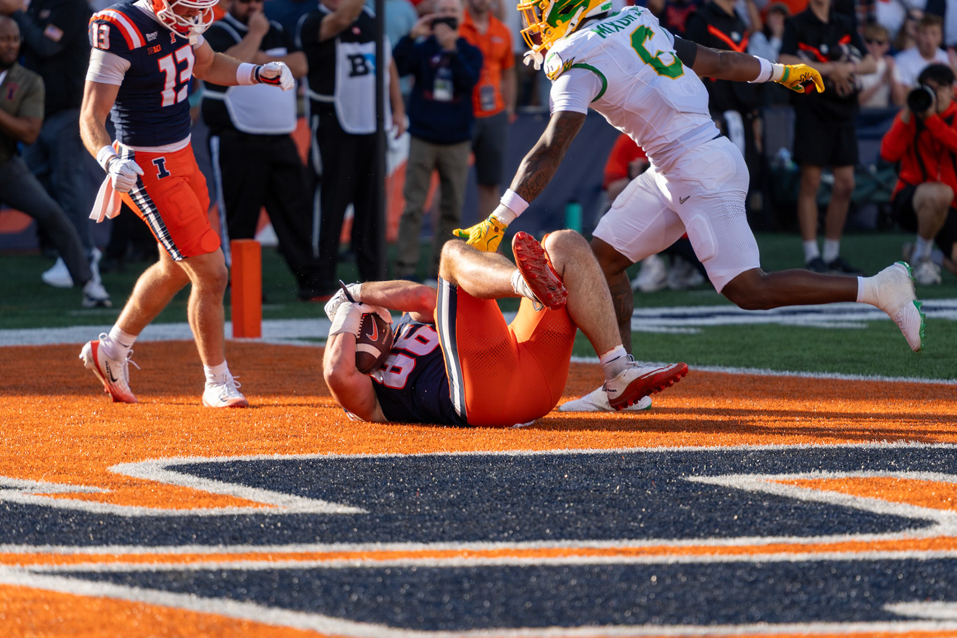 Christian Abney, senior tight end, hauls in a 9-yard touchdown pass from quarterback Michael Clayton II at Gies Memorial Stadium on Oct. 24, 2026. The score gave Illinois a 14-10 lead over Oregon in the third quarter.