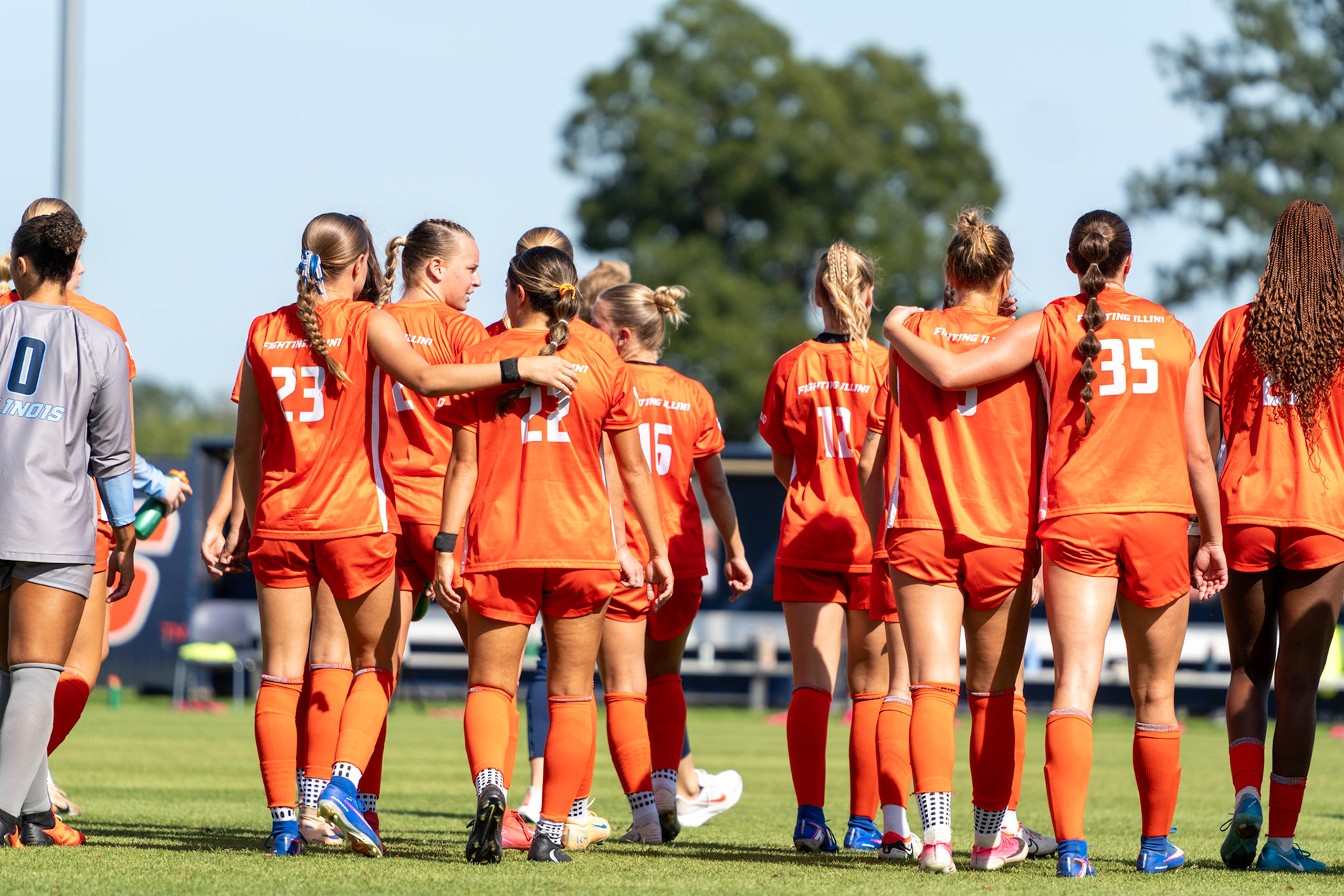 Illinois players acknowledge the fans at Demirjian Park following their 2-0 loss to Michigan on Sunday. The Illini dropped to 3-1-4 overall and 0-1-1 in Big Ten play with the defeat.